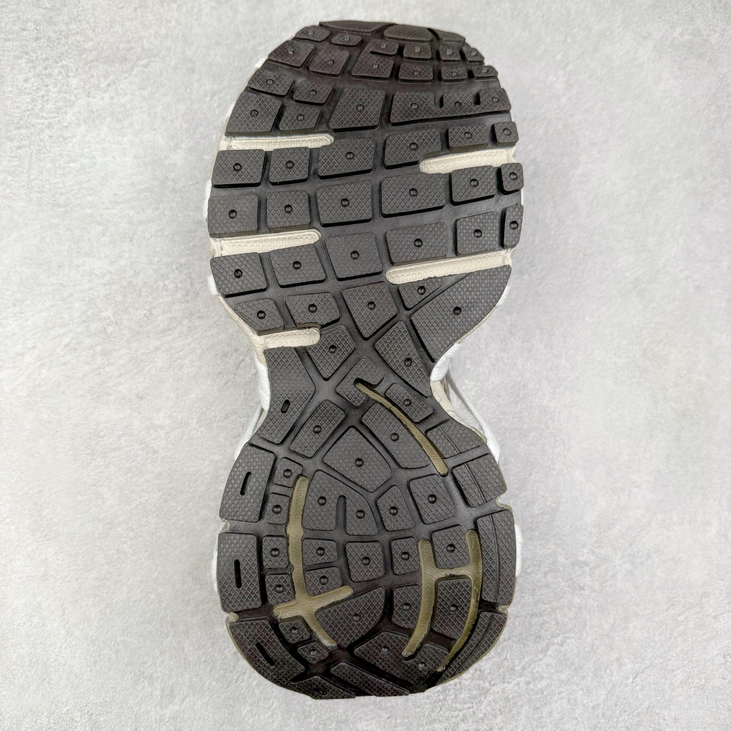 图片[9]-BALENCIAGA 3XL Sneakers 巴黎世家十代网布系带低帮走秀复古老爹鞋 配套套现全码福利开炸 长期补货价格一步到位 市场中端王者 欢迎对比 实力大厂成熟流水线出品 品控完美 免检产品 新配色陆续开发 全套原纸板楦头开发 完美版型 鞋头边缘和后帮徽标 鞋面和后跟凸印尺码 鞋舌 3XL 橡胶品牌标识和反光细节 鞋帮拉袢和鞋舌拉祥 配反光细节 备用鞋带在鞋履前侧 可在穿着前取下 便于不同造型搭配 注意运费超重 偏大一码 尺码：35 36 37 38 39 40 41 42 43 44 45 46-选品中心