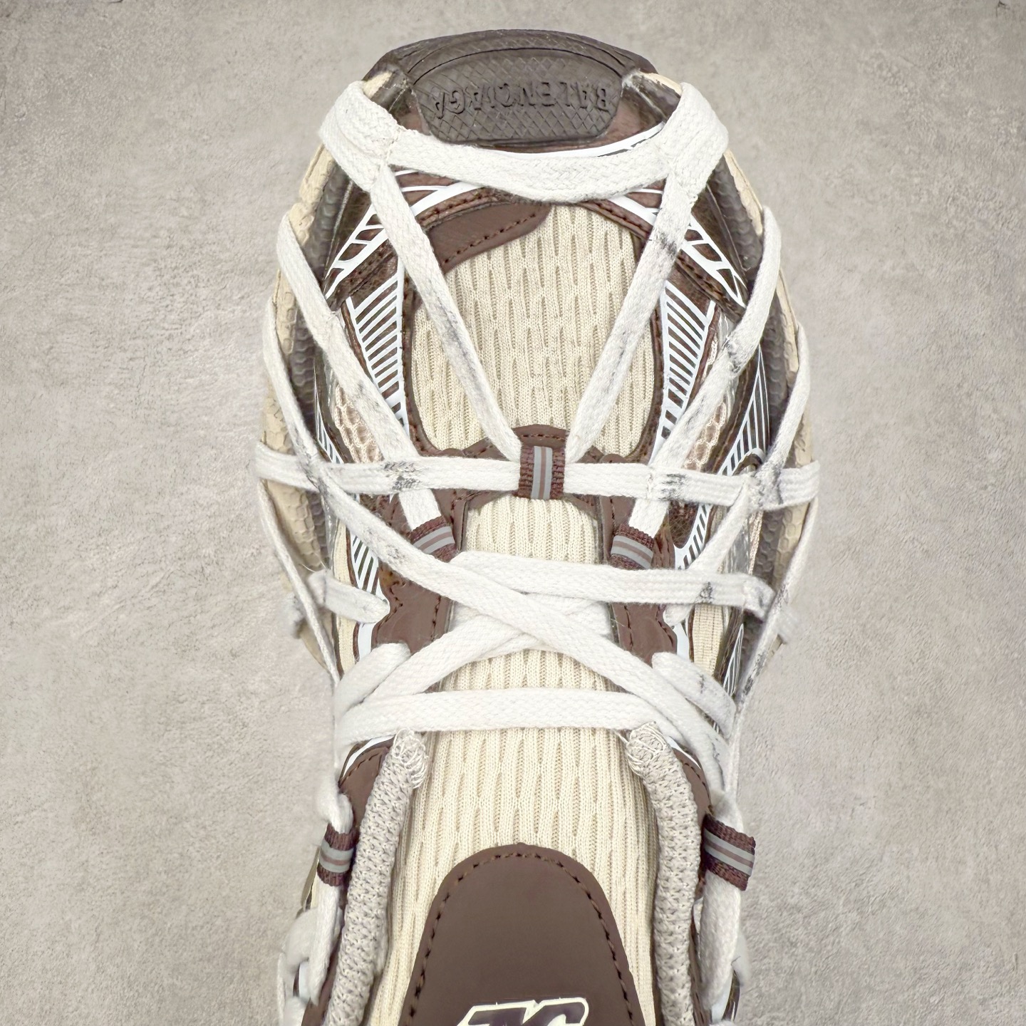 图片[4]-BALENCIAGA 3XL Sneakers 巴黎世家十代网布系带低帮走秀复古老爹鞋 配套套现全码福利开炸 长期补货价格一步到位 市场中端王者 欢迎对比 实力大厂成熟流水线出品 品控完美 免检产品 新配色陆续开发 全套原纸板楦头开发 完美版型 鞋头边缘和后帮徽标 鞋面和后跟凸印尺码 鞋舌 3XL 橡胶品牌标识和反光细节 鞋帮拉袢和鞋舌拉祥 配反光细节 备用鞋带在鞋履前侧 可在穿着前取下 便于不同造型搭配 注意运费超重 偏大一码 尺码：35 36 37 38 39 40 41 42 43 44 45 46-选品中心