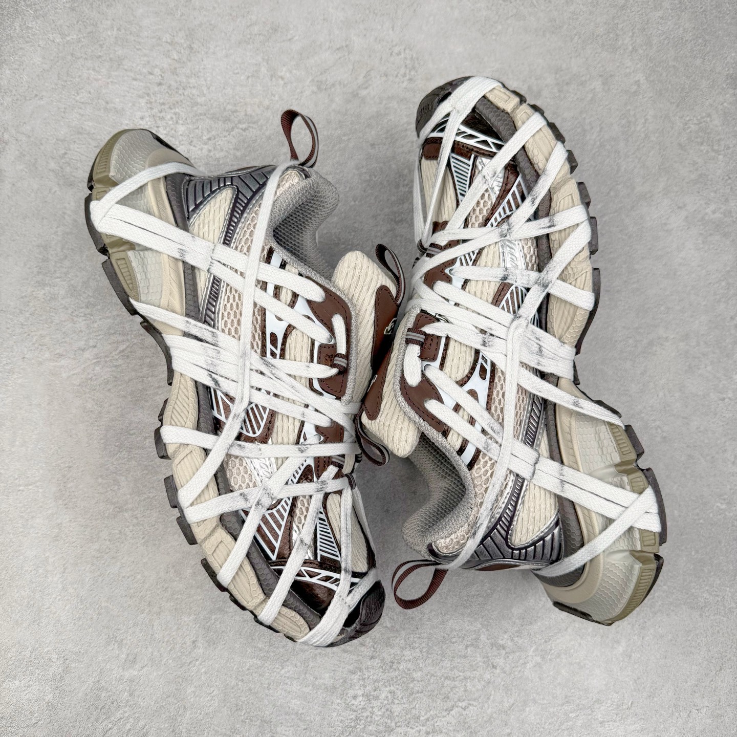 图片[3]-BALENCIAGA 3XL Sneakers 巴黎世家十代网布系带低帮走秀复古老爹鞋 配套套现全码福利开炸 长期补货价格一步到位 市场中端王者 欢迎对比 实力大厂成熟流水线出品 品控完美 免检产品 新配色陆续开发 全套原纸板楦头开发 完美版型 鞋头边缘和后帮徽标 鞋面和后跟凸印尺码 鞋舌 3XL 橡胶品牌标识和反光细节 鞋帮拉袢和鞋舌拉祥 配反光细节 备用鞋带在鞋履前侧 可在穿着前取下 便于不同造型搭配 注意运费超重 偏大一码 尺码：35 36 37 38 39 40 41 42 43 44 45 46-选品中心