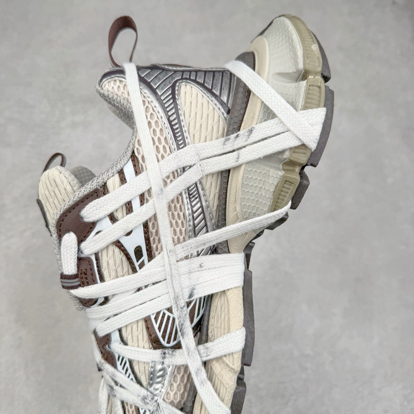 图片[7]-BALENCIAGA 3XL Sneakers 巴黎世家十代网布系带低帮走秀复古老爹鞋 配套套现全码福利开炸 长期补货价格一步到位 市场中端王者 欢迎对比 实力大厂成熟流水线出品 品控完美 免检产品 新配色陆续开发 全套原纸板楦头开发 完美版型 鞋头边缘和后帮徽标 鞋面和后跟凸印尺码 鞋舌 3XL 橡胶品牌标识和反光细节 鞋帮拉袢和鞋舌拉祥 配反光细节 备用鞋带在鞋履前侧 可在穿着前取下 便于不同造型搭配 注意运费超重 偏大一码 尺码：35 36 37 38 39 40 41 42 43 44 45 46-选品中心