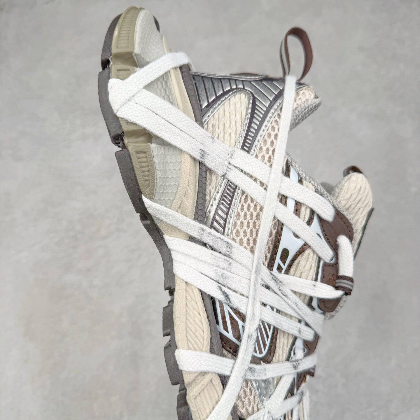 图片[6]-BALENCIAGA 3XL Sneakers 巴黎世家十代网布系带低帮走秀复古老爹鞋 配套套现全码福利开炸 长期补货价格一步到位 市场中端王者 欢迎对比 实力大厂成熟流水线出品 品控完美 免检产品 新配色陆续开发 全套原纸板楦头开发 完美版型 鞋头边缘和后帮徽标 鞋面和后跟凸印尺码 鞋舌 3XL 橡胶品牌标识和反光细节 鞋帮拉袢和鞋舌拉祥 配反光细节 备用鞋带在鞋履前侧 可在穿着前取下 便于不同造型搭配 注意运费超重 偏大一码 尺码：35 36 37 38 39 40 41 42 43 44 45 46-选品中心