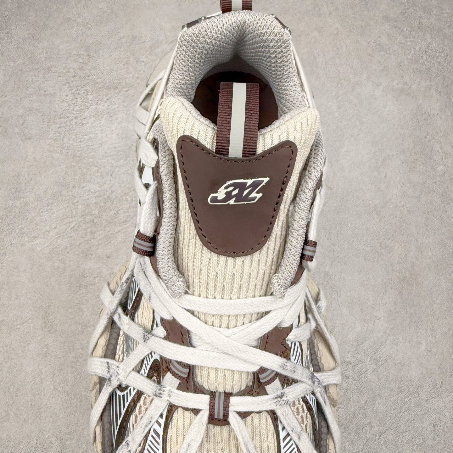 图片[5]-BALENCIAGA 3XL Sneakers 巴黎世家十代网布系带低帮走秀复古老爹鞋 配套套现全码福利开炸 长期补货价格一步到位 市场中端王者 欢迎对比 实力大厂成熟流水线出品 品控完美 免检产品 新配色陆续开发 全套原纸板楦头开发 完美版型 鞋头边缘和后帮徽标 鞋面和后跟凸印尺码 鞋舌 3XL 橡胶品牌标识和反光细节 鞋帮拉袢和鞋舌拉祥 配反光细节 备用鞋带在鞋履前侧 可在穿着前取下 便于不同造型搭配 注意运费超重 偏大一码 尺码：35 36 37 38 39 40 41 42 43 44 45 46-选品中心