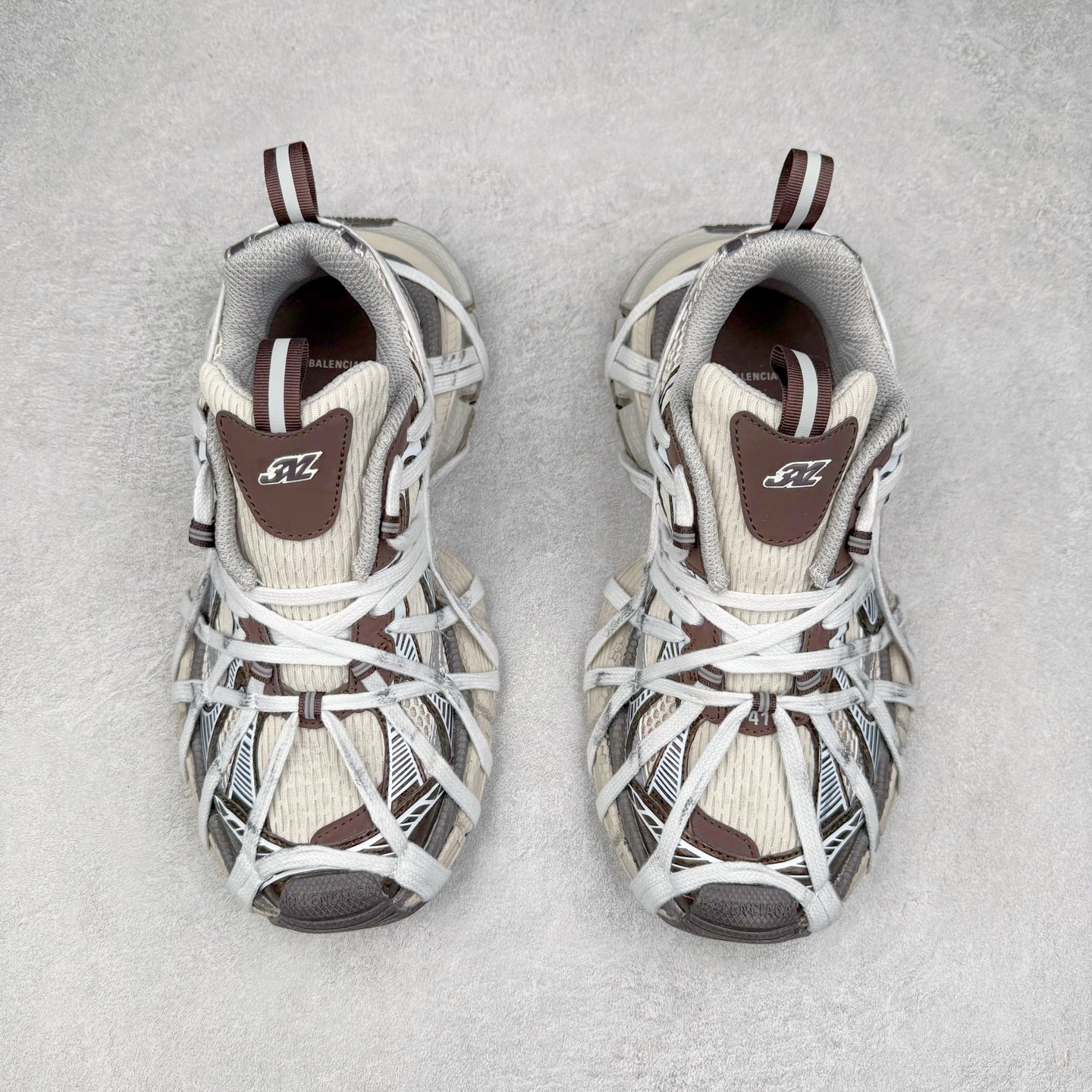 图片[2]-BALENCIAGA 3XL Sneakers 巴黎世家十代网布系带低帮走秀复古老爹鞋 配套套现全码福利开炸 长期补货价格一步到位 市场中端王者 欢迎对比 实力大厂成熟流水线出品 品控完美 免检产品 新配色陆续开发 全套原纸板楦头开发 完美版型 鞋头边缘和后帮徽标 鞋面和后跟凸印尺码 鞋舌 3XL 橡胶品牌标识和反光细节 鞋帮拉袢和鞋舌拉祥 配反光细节 备用鞋带在鞋履前侧 可在穿着前取下 便于不同造型搭配 注意运费超重 偏大一码 尺码：35 36 37 38 39 40 41 42 43 44 45 46-选品中心