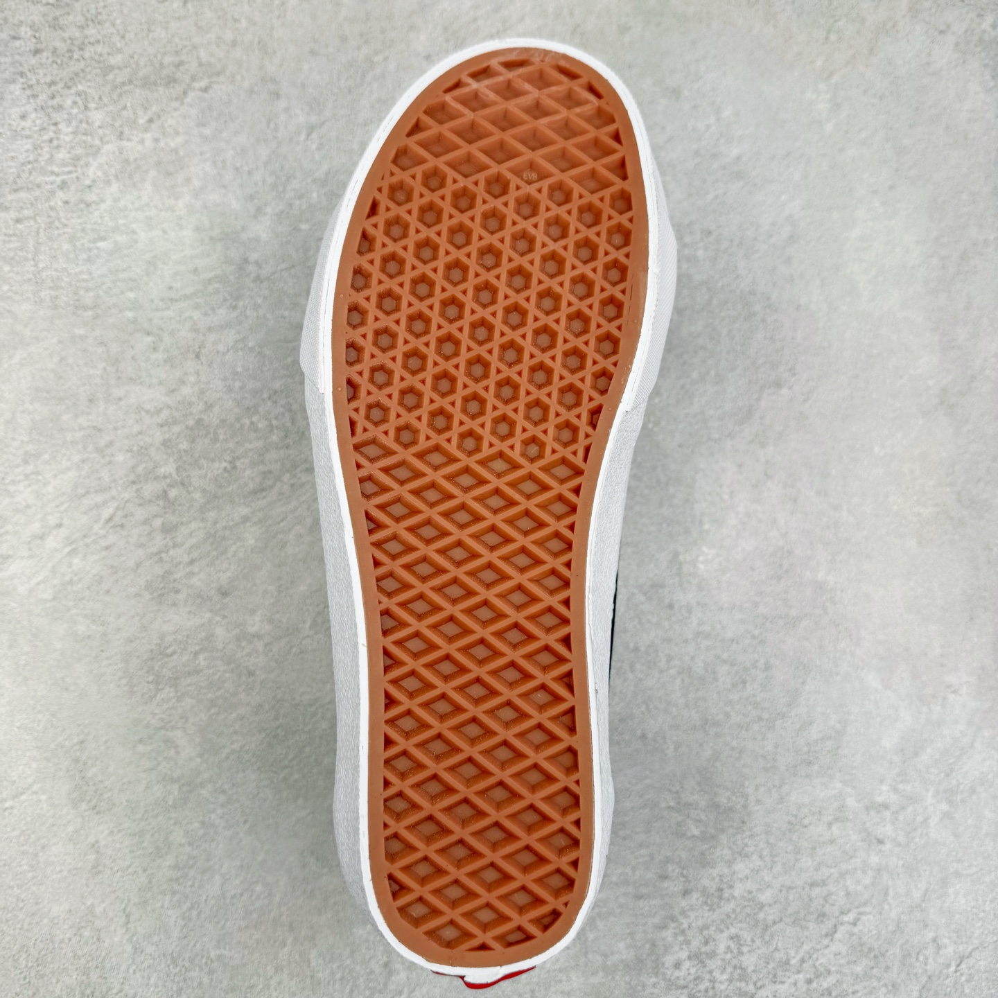 图片[9]-Vans Sk8-Low 黑白字母 范斯官方 防滑耐磨硫化帆布鞋 鞋面采用黑色帆布材质搭配VANS标志性Logo字母 极具辨识度 上脚百搭不出错 货号：VN0A5KXDY28 尺码：35 36 36.5 37 38 38.5 39 40 40.5 41 42 42.5 43 44-选品中心