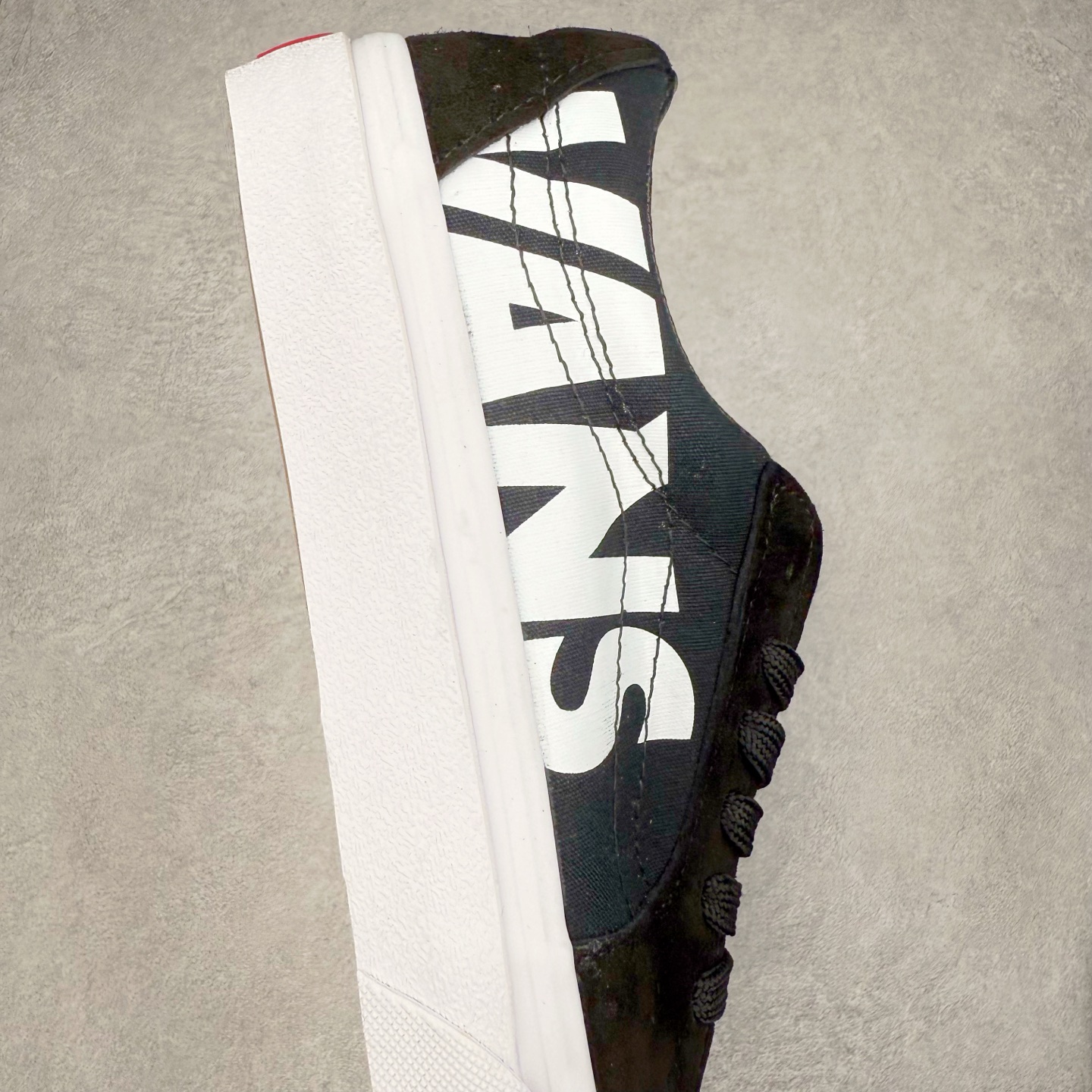 图片[6]-Vans Sk8-Low 黑白字母 范斯官方 防滑耐磨硫化帆布鞋 鞋面采用黑色帆布材质搭配VANS标志性Logo字母 极具辨识度 上脚百搭不出错 货号：VN0A5KXDY28 尺码：35 36 36.5 37 38 38.5 39 40 40.5 41 42 42.5 43 44-选品中心