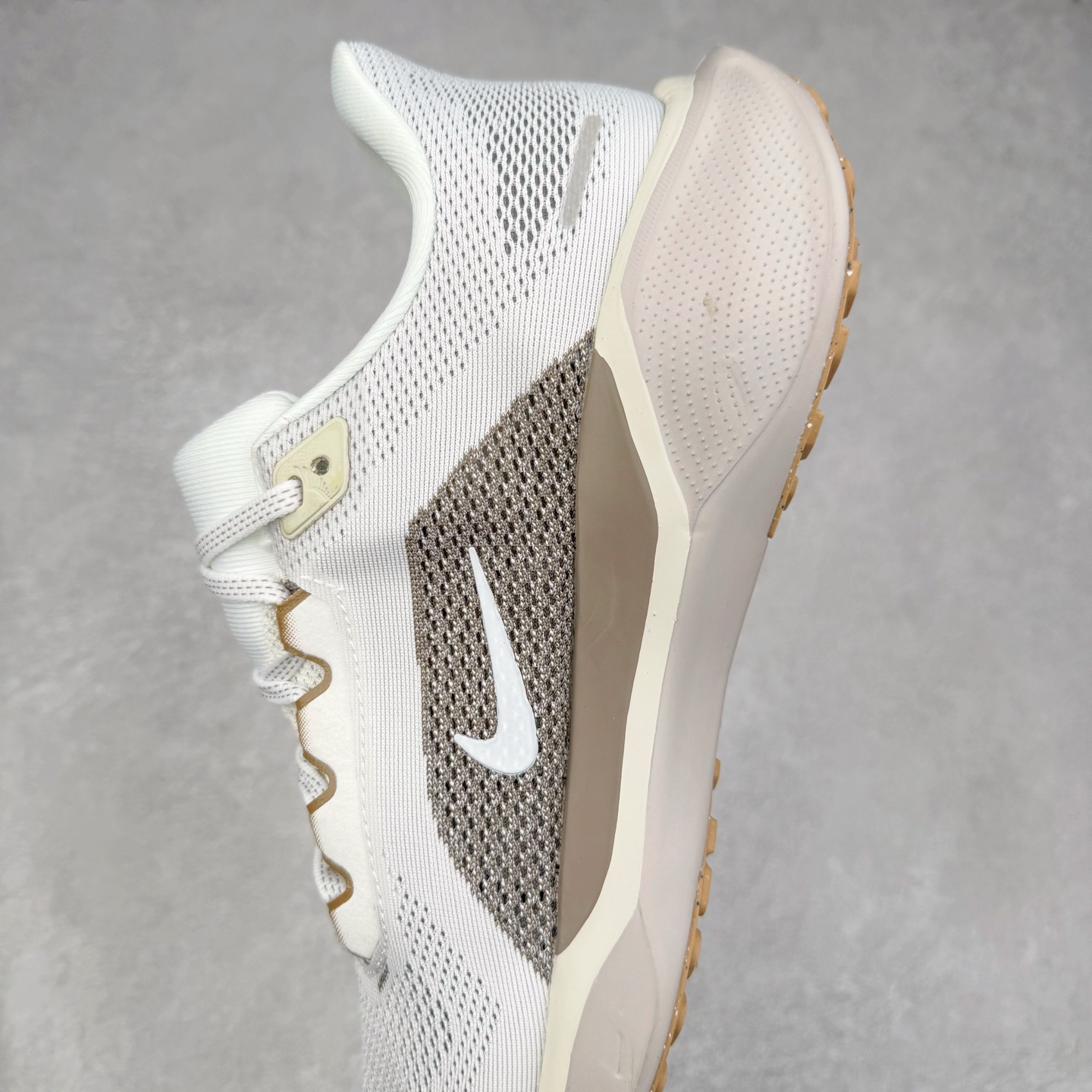 图片[7]-＃特价福利 NK Zoom Pegasus 飞马41代马拉松系列网面透气缓震疾速跑鞋 拥有 Zoom Air 一如既往的稳定感和流畅感 鞋面采用工程网眼设计 为特定高热区域营造出色透气性 进一步增加鞋面的穿孔数量 让足部能够快速散热 中足搭配 Flywire 飞线 在高速运动时营造舒适稳定的贴合感 内置Zoon气垫加持 动力十足 尺码：36 36.5 37.5 38 38.5 39 40 40.5 41 42 42.5 43 44 44.5 45-选品中心