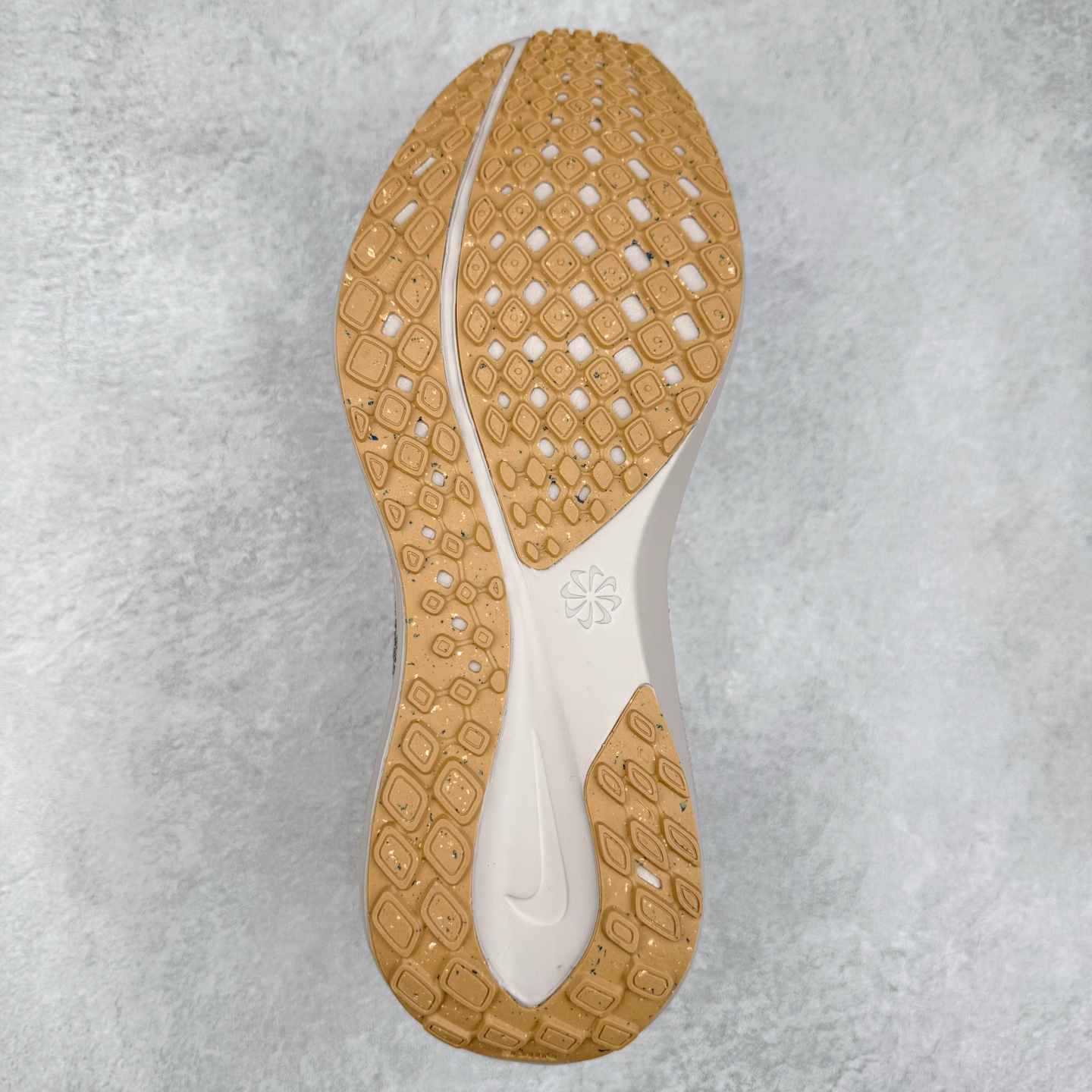 图片[9]-＃特价福利 NK Zoom Pegasus 飞马41代马拉松系列网面透气缓震疾速跑鞋 拥有 Zoom Air 一如既往的稳定感和流畅感 鞋面采用工程网眼设计 为特定高热区域营造出色透气性 进一步增加鞋面的穿孔数量 让足部能够快速散热 中足搭配 Flywire 飞线 在高速运动时营造舒适稳定的贴合感 内置Zoon气垫加持 动力十足 尺码：36 36.5 37.5 38 38.5 39 40 40.5 41 42 42.5 43 44 44.5 45-选品中心