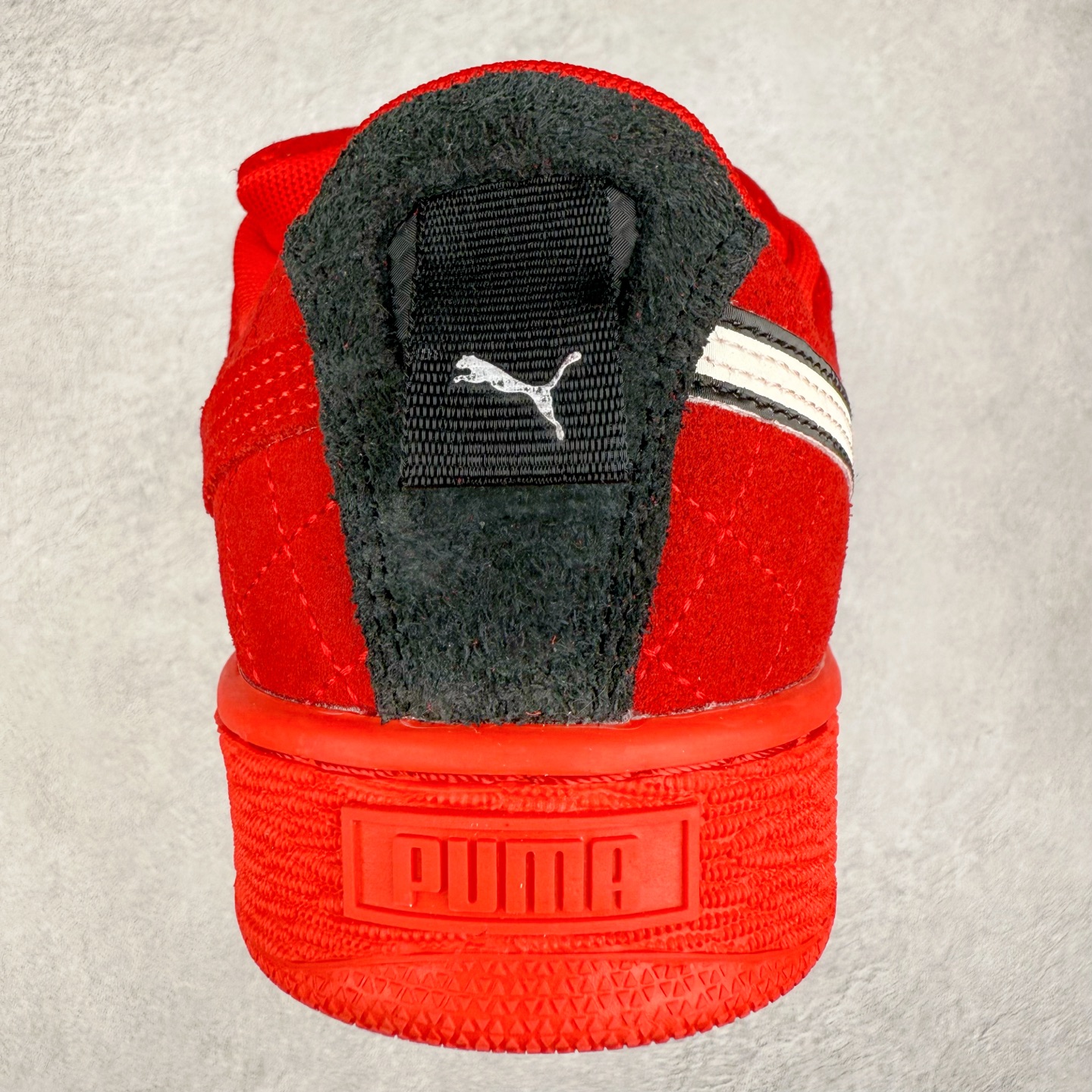 图片[8]-＃C版 PUMA SUEDE XL 彪马新款面包鞋男女同款复古休闲板鞋 赠送一双鞋带 鞋身通体采用细腻的麂皮材质 厚实柔软 质感出众 鞋侧保留PUMA标志性跑道图案 侧面与后跟点缀金属色PUMA LOGO 兼具辨识度与细节感 加厚鞋垫、饱满鞋舌 搭配加宽扁形鞋带 使得穿着感更加贴合与舒适 值得一提的是 本季SUEDE XL鞋款以黑色、红色及蓝色最为瞩目 经典黑的配色 在低调之余可轻松驾驭任何潮流风格造型 而高饱和度的配色 则是当之无愧的早春出街利器。货号： 395205 尺码：36 37 37.5 38 38.5 39 40 40.5 41 42 42.5 43 44 45-选品中心