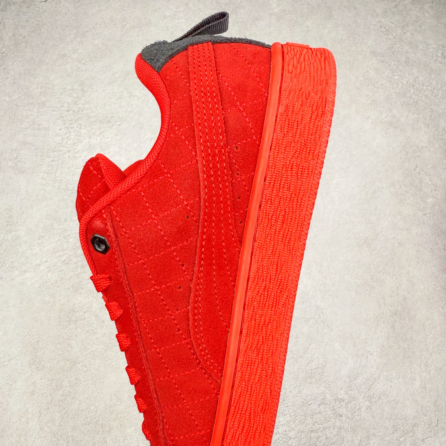 图片[7]-＃C版 PUMA SUEDE XL 彪马新款面包鞋男女同款复古休闲板鞋 赠送一双鞋带 鞋身通体采用细腻的麂皮材质 厚实柔软 质感出众 鞋侧保留PUMA标志性跑道图案 侧面与后跟点缀金属色PUMA LOGO 兼具辨识度与细节感 加厚鞋垫、饱满鞋舌 搭配加宽扁形鞋带 使得穿着感更加贴合与舒适 值得一提的是 本季SUEDE XL鞋款以黑色、红色及蓝色最为瞩目 经典黑的配色 在低调之余可轻松驾驭任何潮流风格造型 而高饱和度的配色 则是当之无愧的早春出街利器。货号： 395205 尺码：36 37 37.5 38 38.5 39 40 40.5 41 42 42.5 43 44 45-选品中心