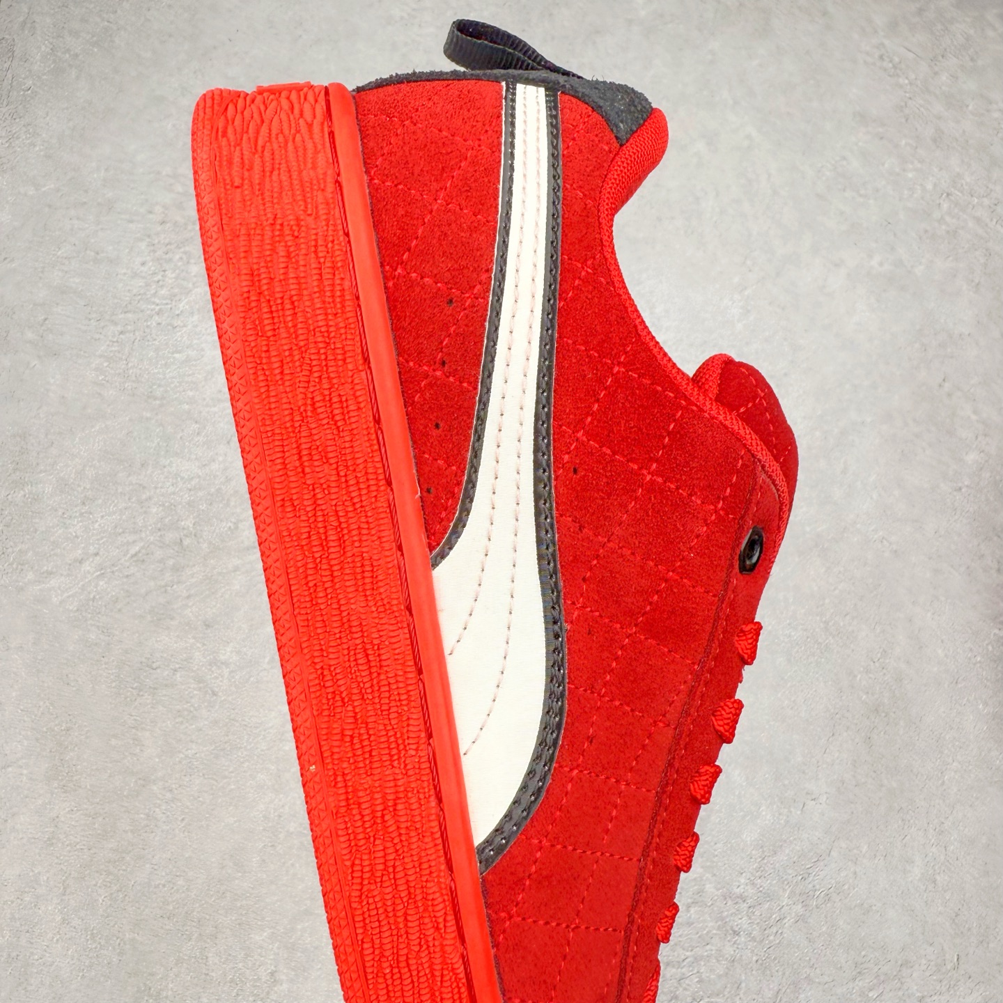 图片[6]-＃C版 PUMA SUEDE XL 彪马新款面包鞋男女同款复古休闲板鞋 赠送一双鞋带 鞋身通体采用细腻的麂皮材质 厚实柔软 质感出众 鞋侧保留PUMA标志性跑道图案 侧面与后跟点缀金属色PUMA LOGO 兼具辨识度与细节感 加厚鞋垫、饱满鞋舌 搭配加宽扁形鞋带 使得穿着感更加贴合与舒适 值得一提的是 本季SUEDE XL鞋款以黑色、红色及蓝色最为瞩目 经典黑的配色 在低调之余可轻松驾驭任何潮流风格造型 而高饱和度的配色 则是当之无愧的早春出街利器。货号： 395205 尺码：36 37 37.5 38 38.5 39 40 40.5 41 42 42.5 43 44 45-选品中心