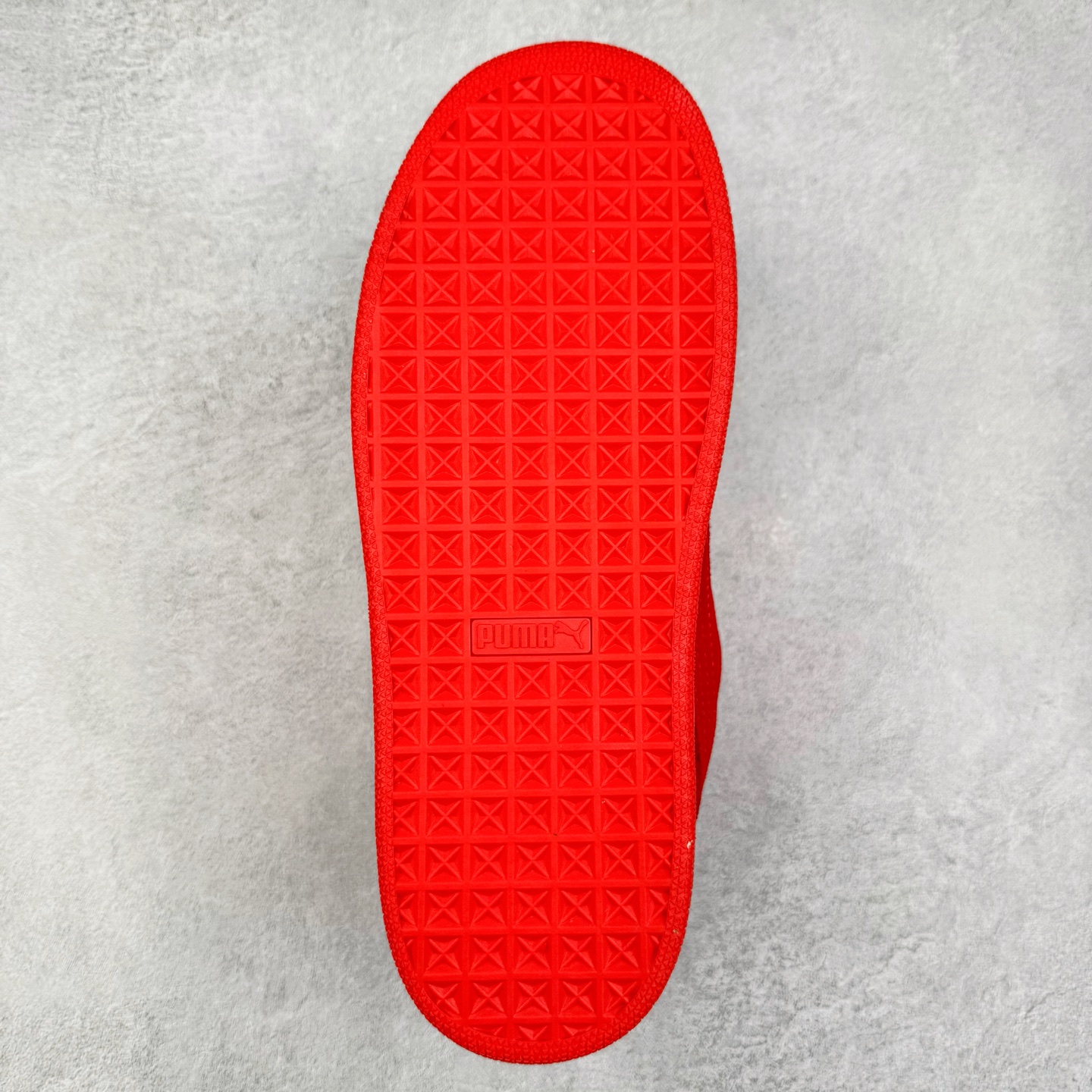 图片[9]-＃C版 PUMA SUEDE XL 彪马新款面包鞋男女同款复古休闲板鞋 赠送一双鞋带 鞋身通体采用细腻的麂皮材质 厚实柔软 质感出众 鞋侧保留PUMA标志性跑道图案 侧面与后跟点缀金属色PUMA LOGO 兼具辨识度与细节感 加厚鞋垫、饱满鞋舌 搭配加宽扁形鞋带 使得穿着感更加贴合与舒适 值得一提的是 本季SUEDE XL鞋款以黑色、红色及蓝色最为瞩目 经典黑的配色 在低调之余可轻松驾驭任何潮流风格造型 而高饱和度的配色 则是当之无愧的早春出街利器。货号： 395205 尺码：36 37 37.5 38 38.5 39 40 40.5 41 42 42.5 43 44 45-选品中心