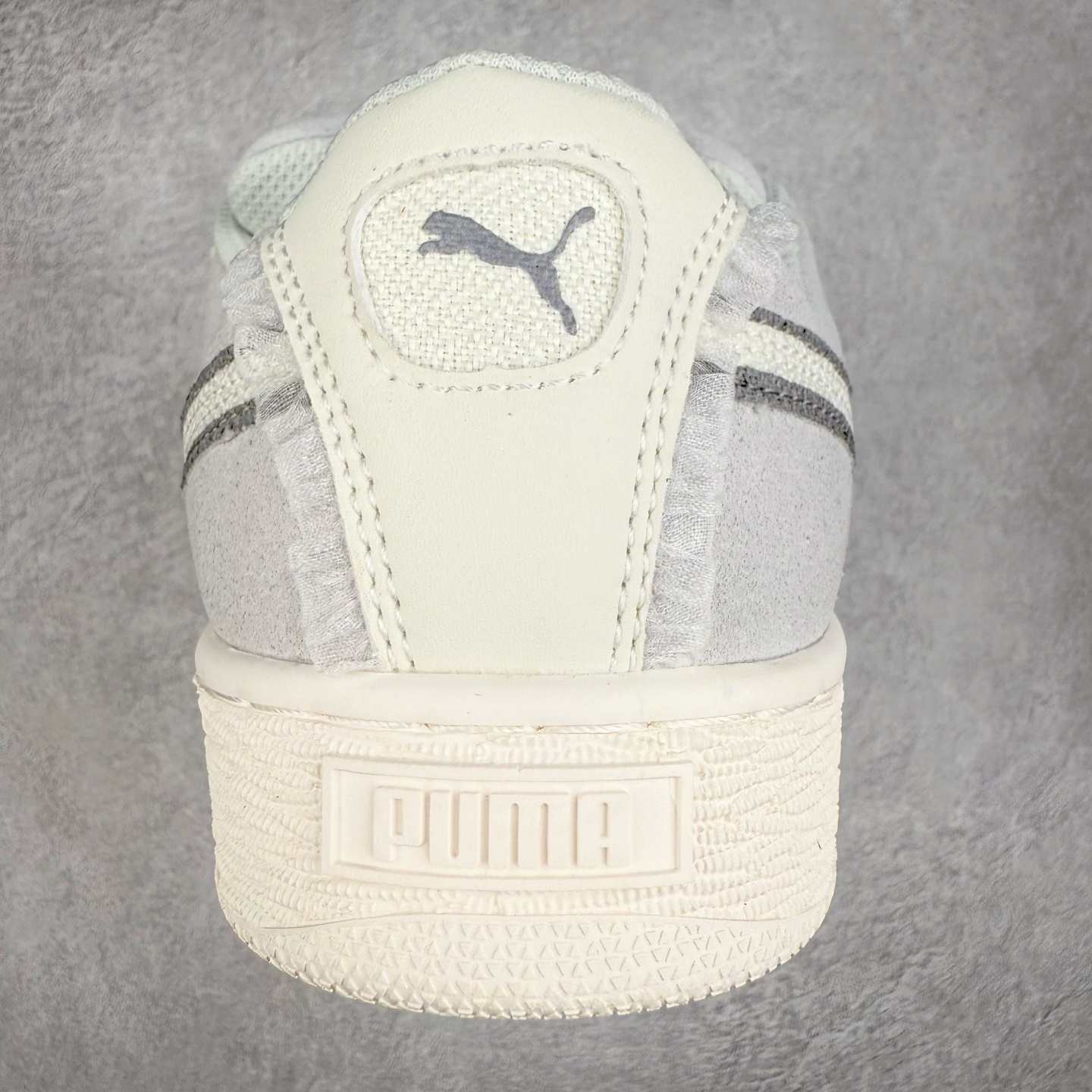 图片[8]-＃C版 PUMA SUEDE XL 彪马新款面包鞋男女同款复古休闲板鞋 赠送一双鞋带 鞋身通体采用细腻的麂皮材质 厚实柔软 质感出众 鞋侧保留PUMA标志性跑道图案 侧面与后跟点缀金属色PUMA LOGO 兼具辨识度与细节感 加厚鞋垫、饱满鞋舌 搭配加宽扁形鞋带 使得穿着感更加贴合与舒适 值得一提的是 本季SUEDE XL鞋款以黑色、红色及蓝色最为瞩目 经典黑的配色 在低调之余可轻松驾驭任何潮流风格造型 而高饱和度的配色 则是当之无愧的早春出街利器。货号： 395205 尺码：36 37 37.5 38 38.5 39 40 40.5 41 42 42.5 43 44 45-选品中心