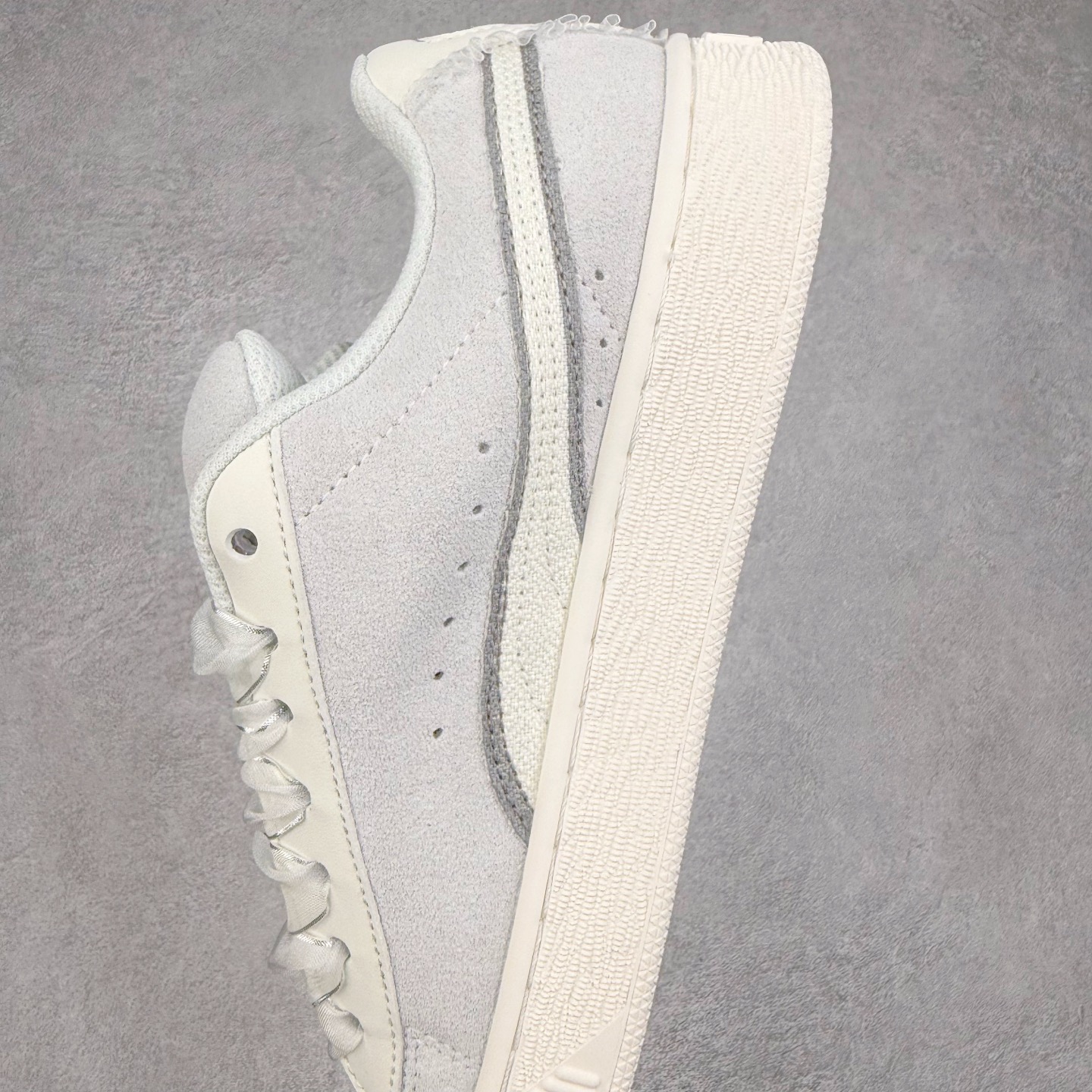 图片[7]-＃C版 PUMA SUEDE XL 彪马新款面包鞋男女同款复古休闲板鞋 赠送一双鞋带 鞋身通体采用细腻的麂皮材质 厚实柔软 质感出众 鞋侧保留PUMA标志性跑道图案 侧面与后跟点缀金属色PUMA LOGO 兼具辨识度与细节感 加厚鞋垫、饱满鞋舌 搭配加宽扁形鞋带 使得穿着感更加贴合与舒适 值得一提的是 本季SUEDE XL鞋款以黑色、红色及蓝色最为瞩目 经典黑的配色 在低调之余可轻松驾驭任何潮流风格造型 而高饱和度的配色 则是当之无愧的早春出街利器。货号： 395205 尺码：36 37 37.5 38 38.5 39 40 40.5 41 42 42.5 43 44 45-选品中心