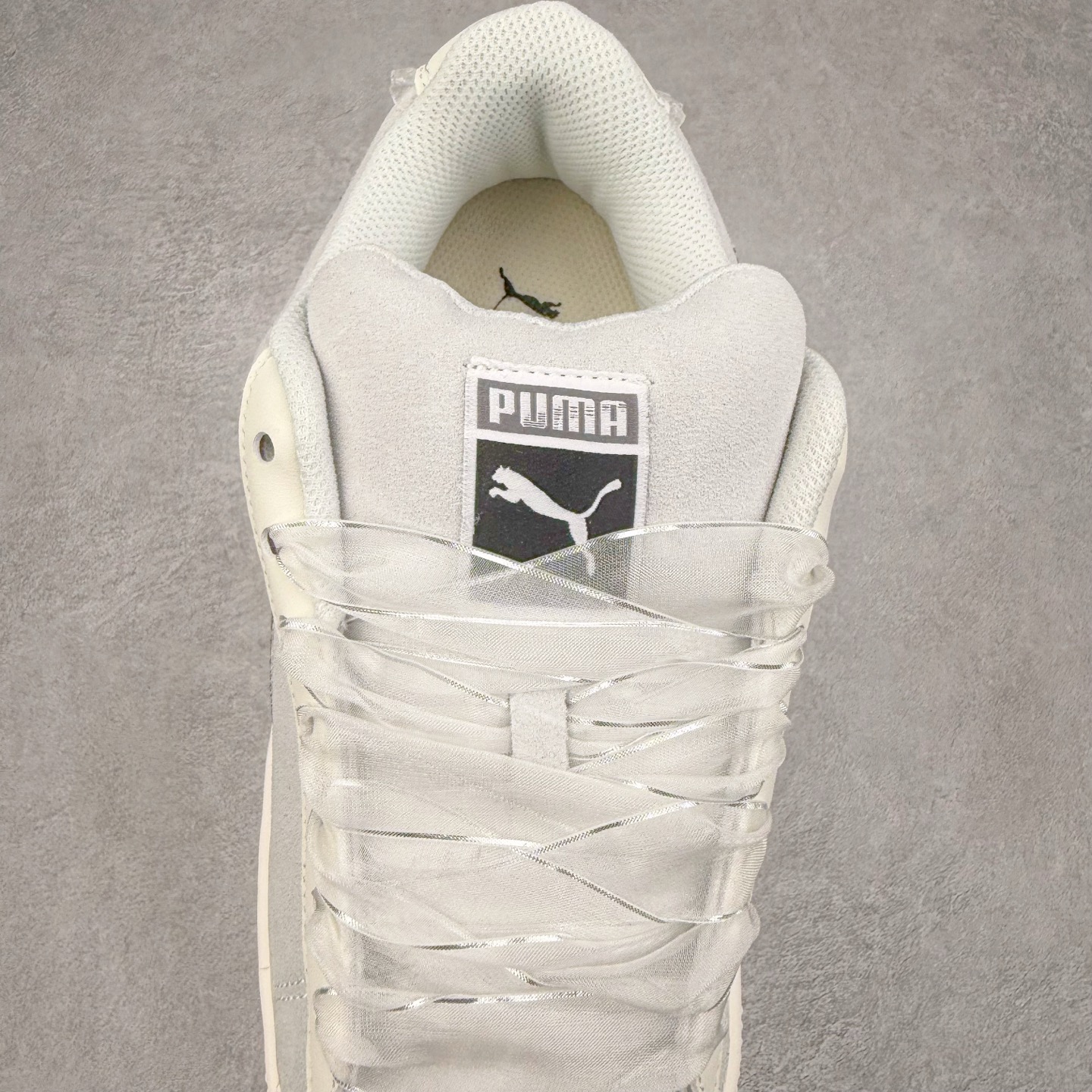图片[5]-＃C版 PUMA SUEDE XL 彪马新款面包鞋男女同款复古休闲板鞋 赠送一双鞋带 鞋身通体采用细腻的麂皮材质 厚实柔软 质感出众 鞋侧保留PUMA标志性跑道图案 侧面与后跟点缀金属色PUMA LOGO 兼具辨识度与细节感 加厚鞋垫、饱满鞋舌 搭配加宽扁形鞋带 使得穿着感更加贴合与舒适 值得一提的是 本季SUEDE XL鞋款以黑色、红色及蓝色最为瞩目 经典黑的配色 在低调之余可轻松驾驭任何潮流风格造型 而高饱和度的配色 则是当之无愧的早春出街利器。货号： 395205 尺码：36 37 37.5 38 38.5 39 40 40.5 41 42 42.5 43 44 45-选品中心