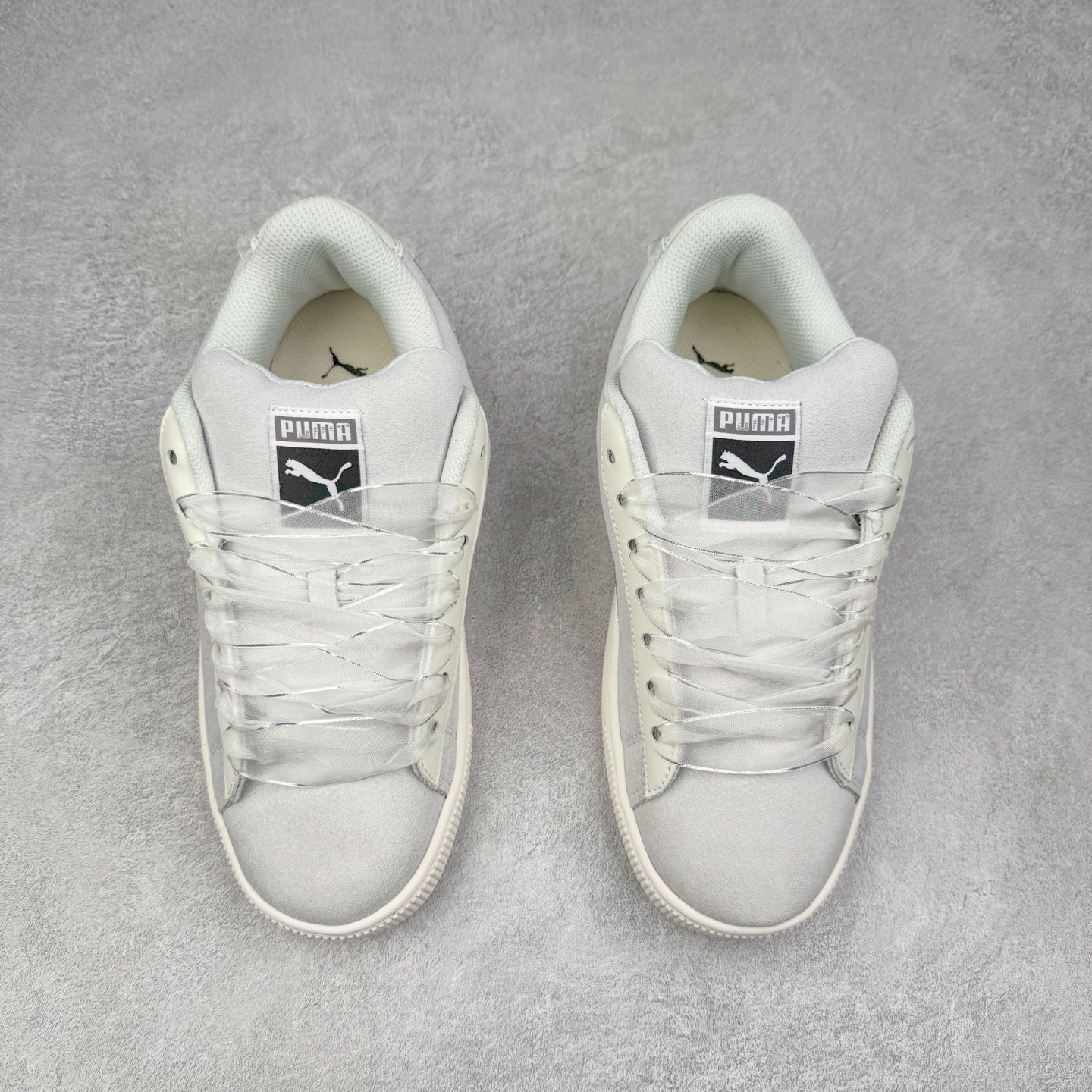 图片[2]-＃C版 PUMA SUEDE XL 彪马新款面包鞋男女同款复古休闲板鞋 赠送一双鞋带 鞋身通体采用细腻的麂皮材质 厚实柔软 质感出众 鞋侧保留PUMA标志性跑道图案 侧面与后跟点缀金属色PUMA LOGO 兼具辨识度与细节感 加厚鞋垫、饱满鞋舌 搭配加宽扁形鞋带 使得穿着感更加贴合与舒适 值得一提的是 本季SUEDE XL鞋款以黑色、红色及蓝色最为瞩目 经典黑的配色 在低调之余可轻松驾驭任何潮流风格造型 而高饱和度的配色 则是当之无愧的早春出街利器。货号： 395205 尺码：36 37 37.5 38 38.5 39 40 40.5 41 42 42.5 43 44 45-选品中心