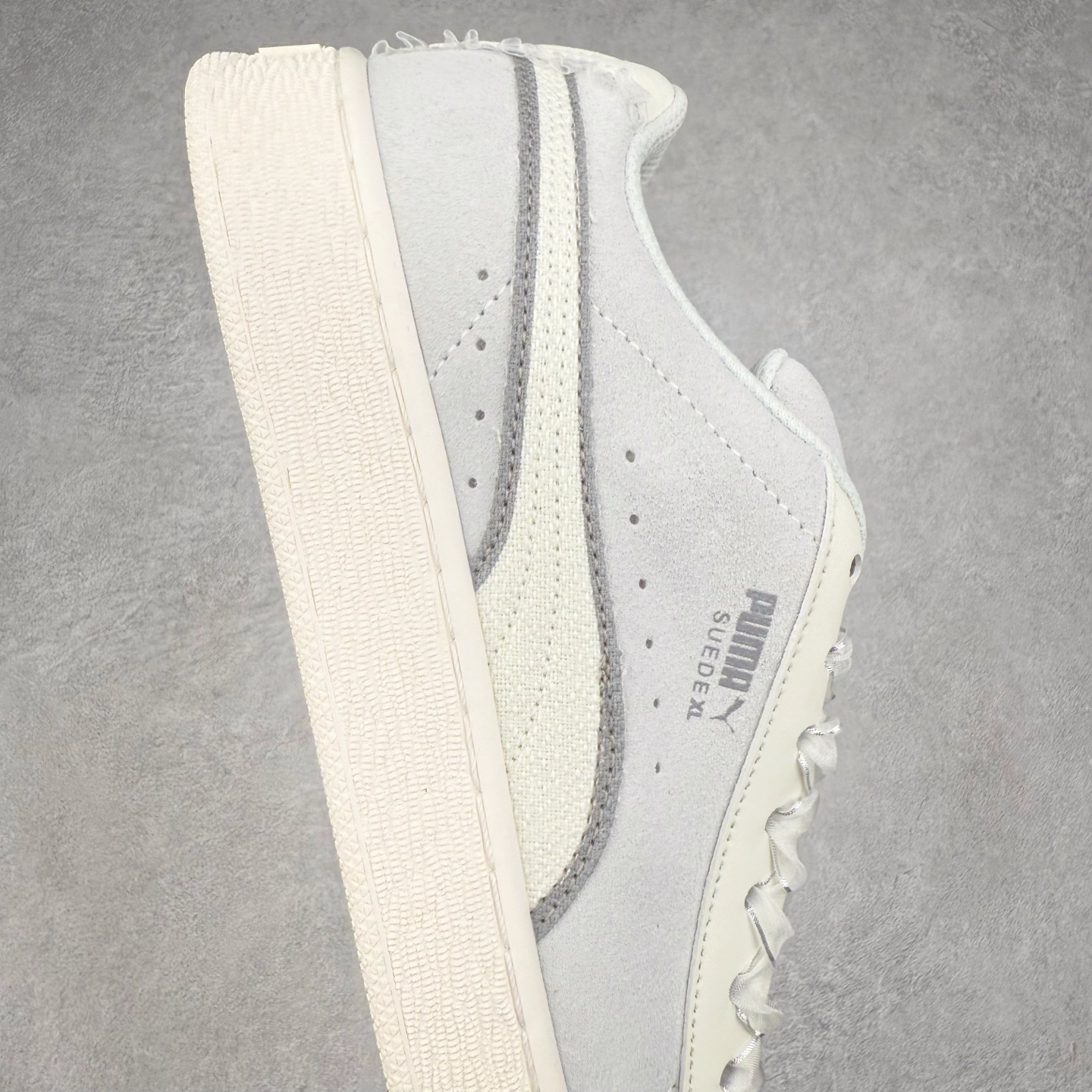 图片[6]-＃C版 PUMA SUEDE XL 彪马新款面包鞋男女同款复古休闲板鞋 赠送一双鞋带 鞋身通体采用细腻的麂皮材质 厚实柔软 质感出众 鞋侧保留PUMA标志性跑道图案 侧面与后跟点缀金属色PUMA LOGO 兼具辨识度与细节感 加厚鞋垫、饱满鞋舌 搭配加宽扁形鞋带 使得穿着感更加贴合与舒适 值得一提的是 本季SUEDE XL鞋款以黑色、红色及蓝色最为瞩目 经典黑的配色 在低调之余可轻松驾驭任何潮流风格造型 而高饱和度的配色 则是当之无愧的早春出街利器。货号： 395205 尺码：36 37 37.5 38 38.5 39 40 40.5 41 42 42.5 43 44 45-选品中心