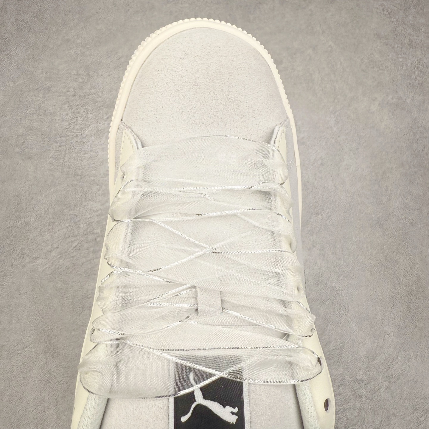 图片[4]-＃C版 PUMA SUEDE XL 彪马新款面包鞋男女同款复古休闲板鞋 赠送一双鞋带 鞋身通体采用细腻的麂皮材质 厚实柔软 质感出众 鞋侧保留PUMA标志性跑道图案 侧面与后跟点缀金属色PUMA LOGO 兼具辨识度与细节感 加厚鞋垫、饱满鞋舌 搭配加宽扁形鞋带 使得穿着感更加贴合与舒适 值得一提的是 本季SUEDE XL鞋款以黑色、红色及蓝色最为瞩目 经典黑的配色 在低调之余可轻松驾驭任何潮流风格造型 而高饱和度的配色 则是当之无愧的早春出街利器。货号： 395205 尺码：36 37 37.5 38 38.5 39 40 40.5 41 42 42.5 43 44 45-选品中心