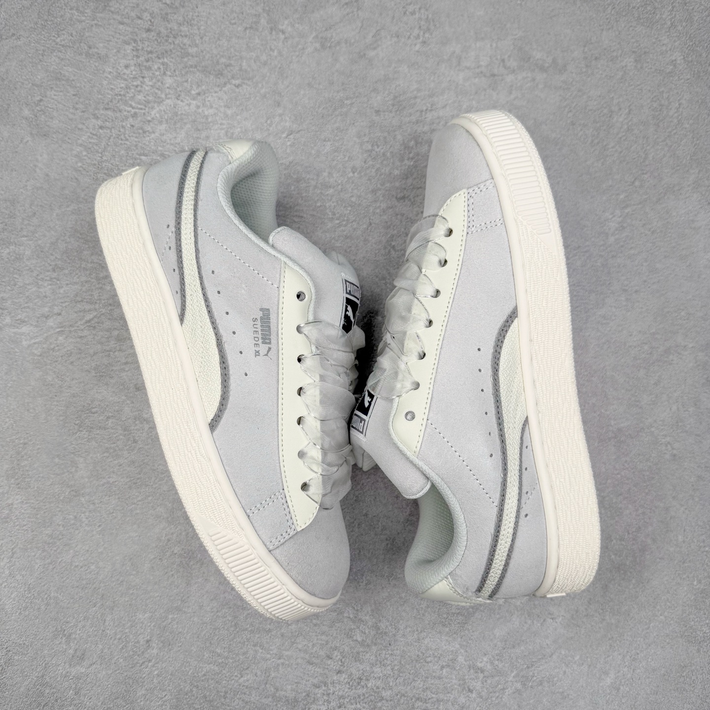 图片[3]-＃C版 PUMA SUEDE XL 彪马新款面包鞋男女同款复古休闲板鞋 赠送一双鞋带 鞋身通体采用细腻的麂皮材质 厚实柔软 质感出众 鞋侧保留PUMA标志性跑道图案 侧面与后跟点缀金属色PUMA LOGO 兼具辨识度与细节感 加厚鞋垫、饱满鞋舌 搭配加宽扁形鞋带 使得穿着感更加贴合与舒适 值得一提的是 本季SUEDE XL鞋款以黑色、红色及蓝色最为瞩目 经典黑的配色 在低调之余可轻松驾驭任何潮流风格造型 而高饱和度的配色 则是当之无愧的早春出街利器。货号： 395205 尺码：36 37 37.5 38 38.5 39 40 40.5 41 42 42.5 43 44 45-选品中心