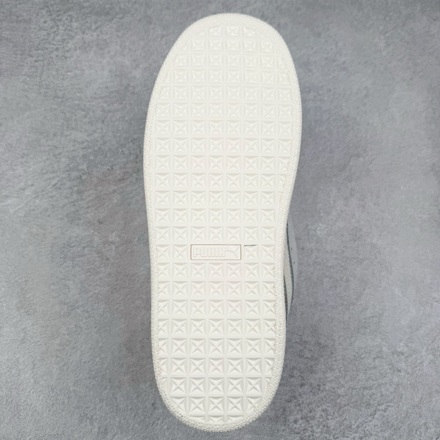 图片[9]-＃C版 PUMA SUEDE XL 彪马新款面包鞋男女同款复古休闲板鞋 赠送一双鞋带 鞋身通体采用细腻的麂皮材质 厚实柔软 质感出众 鞋侧保留PUMA标志性跑道图案 侧面与后跟点缀金属色PUMA LOGO 兼具辨识度与细节感 加厚鞋垫、饱满鞋舌 搭配加宽扁形鞋带 使得穿着感更加贴合与舒适 值得一提的是 本季SUEDE XL鞋款以黑色、红色及蓝色最为瞩目 经典黑的配色 在低调之余可轻松驾驭任何潮流风格造型 而高饱和度的配色 则是当之无愧的早春出街利器。货号： 395205 尺码：36 37 37.5 38 38.5 39 40 40.5 41 42 42.5 43 44 45-选品中心