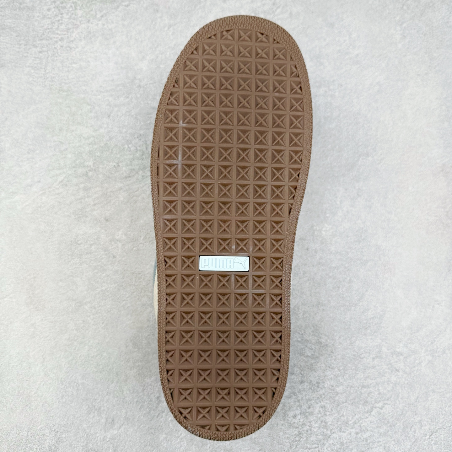 图片[9]-＃C版 PUMA SUEDE XL 彪马新款面包鞋男女同款复古休闲板鞋 赠送一双鞋带 鞋身通体采用细腻的麂皮材质 厚实柔软 质感出众 鞋侧保留PUMA标志性跑道图案 侧面与后跟点缀金属色PUMA LOGO 兼具辨识度与细节感 加厚鞋垫、饱满鞋舌 搭配加宽扁形鞋带 使得穿着感更加贴合与舒适 值得一提的是 本季SUEDE XL鞋款以黑色、红色及蓝色最为瞩目 经典黑的配色 在低调之余可轻松驾驭任何潮流风格造型 而高饱和度的配色 则是当之无愧的早春出街利器。货号： 395205 尺码：36 37 37.5 38 38.5 39 40 40.5 41 42 42.5 43 44 45-选品中心