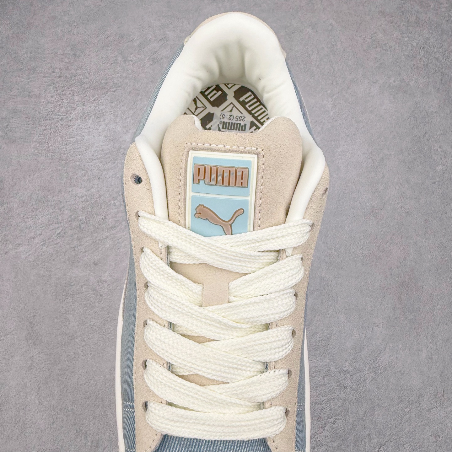 图片[5]-＃C版 PUMA SUEDE XL 彪马新款面包鞋男女同款复古休闲板鞋 赠送一双鞋带 鞋身通体采用细腻的麂皮材质 厚实柔软 质感出众 鞋侧保留PUMA标志性跑道图案 侧面与后跟点缀金属色PUMA LOGO 兼具辨识度与细节感 加厚鞋垫、饱满鞋舌 搭配加宽扁形鞋带 使得穿着感更加贴合与舒适 值得一提的是 本季SUEDE XL鞋款以黑色、红色及蓝色最为瞩目 经典黑的配色 在低调之余可轻松驾驭任何潮流风格造型 而高饱和度的配色 则是当之无愧的早春出街利器。货号： 395205 尺码：36 37 37.5 38 38.5 39 40 40.5 41 42 42.5 43 44 45-选品中心