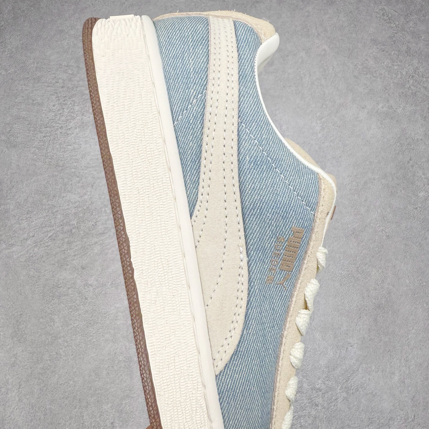 图片[6]-＃C版 PUMA SUEDE XL 彪马新款面包鞋男女同款复古休闲板鞋 赠送一双鞋带 鞋身通体采用细腻的麂皮材质 厚实柔软 质感出众 鞋侧保留PUMA标志性跑道图案 侧面与后跟点缀金属色PUMA LOGO 兼具辨识度与细节感 加厚鞋垫、饱满鞋舌 搭配加宽扁形鞋带 使得穿着感更加贴合与舒适 值得一提的是 本季SUEDE XL鞋款以黑色、红色及蓝色最为瞩目 经典黑的配色 在低调之余可轻松驾驭任何潮流风格造型 而高饱和度的配色 则是当之无愧的早春出街利器。货号： 395205 尺码：36 37 37.5 38 38.5 39 40 40.5 41 42 42.5 43 44 45-选品中心