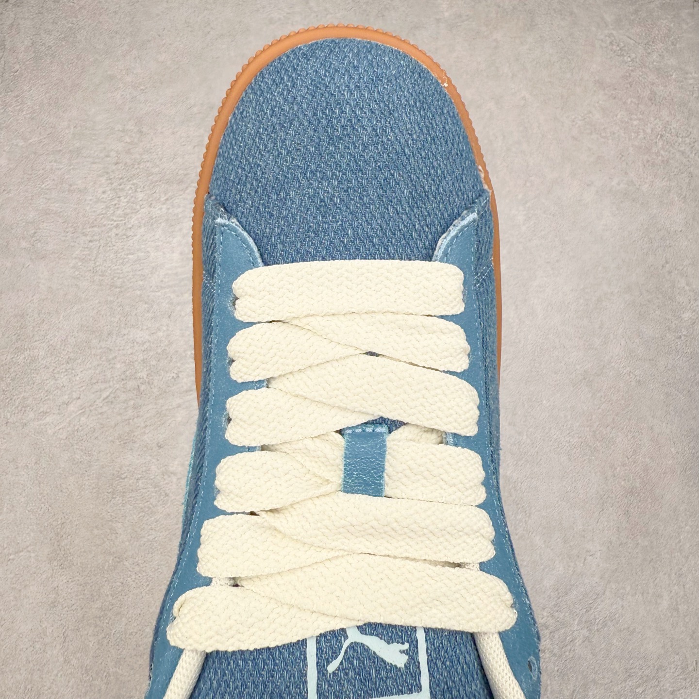 图片[4]-＃C版 PUMA SUEDE XL 彪马新款面包鞋男女同款复古休闲板鞋 赠送一双鞋带 鞋身通体采用细腻的麂皮材质 厚实柔软 质感出众 鞋侧保留PUMA标志性跑道图案 侧面与后跟点缀金属色PUMA LOGO 兼具辨识度与细节感 加厚鞋垫、饱满鞋舌 搭配加宽扁形鞋带 使得穿着感更加贴合与舒适 值得一提的是 本季SUEDE XL鞋款以黑色、红色及蓝色最为瞩目 经典黑的配色 在低调之余可轻松驾驭任何潮流风格造型 而高饱和度的配色 则是当之无愧的早春出街利器。货号： 395205 尺码：36 37 37.5 38 38.5 39 40 40.5 41 42 42.5 43 44 45-选品中心