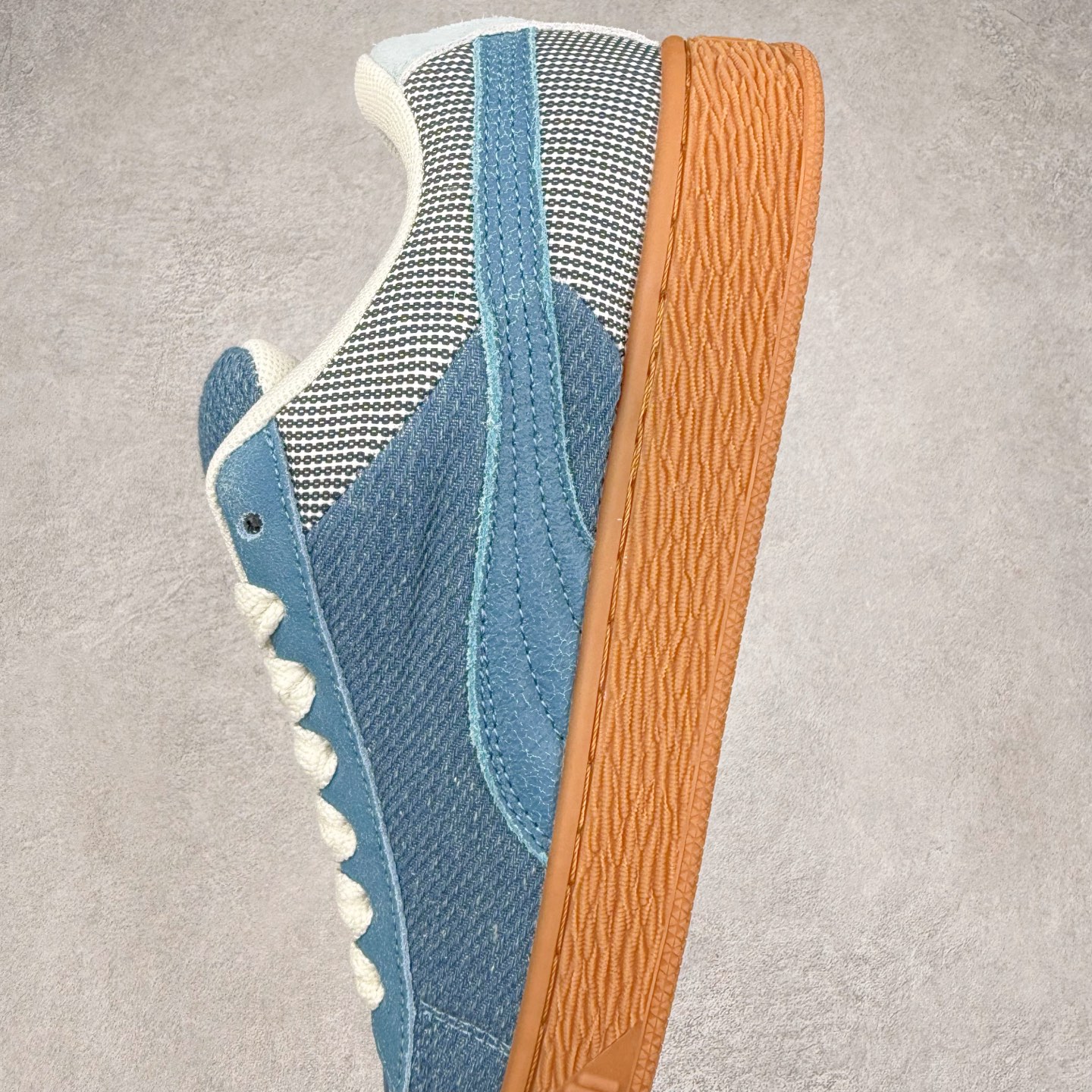 图片[7]-＃C版 PUMA SUEDE XL 彪马新款面包鞋男女同款复古休闲板鞋 赠送一双鞋带 鞋身通体采用细腻的麂皮材质 厚实柔软 质感出众 鞋侧保留PUMA标志性跑道图案 侧面与后跟点缀金属色PUMA LOGO 兼具辨识度与细节感 加厚鞋垫、饱满鞋舌 搭配加宽扁形鞋带 使得穿着感更加贴合与舒适 值得一提的是 本季SUEDE XL鞋款以黑色、红色及蓝色最为瞩目 经典黑的配色 在低调之余可轻松驾驭任何潮流风格造型 而高饱和度的配色 则是当之无愧的早春出街利器。货号： 395205 尺码：36 37 37.5 38 38.5 39 40 40.5 41 42 42.5 43 44 45-选品中心