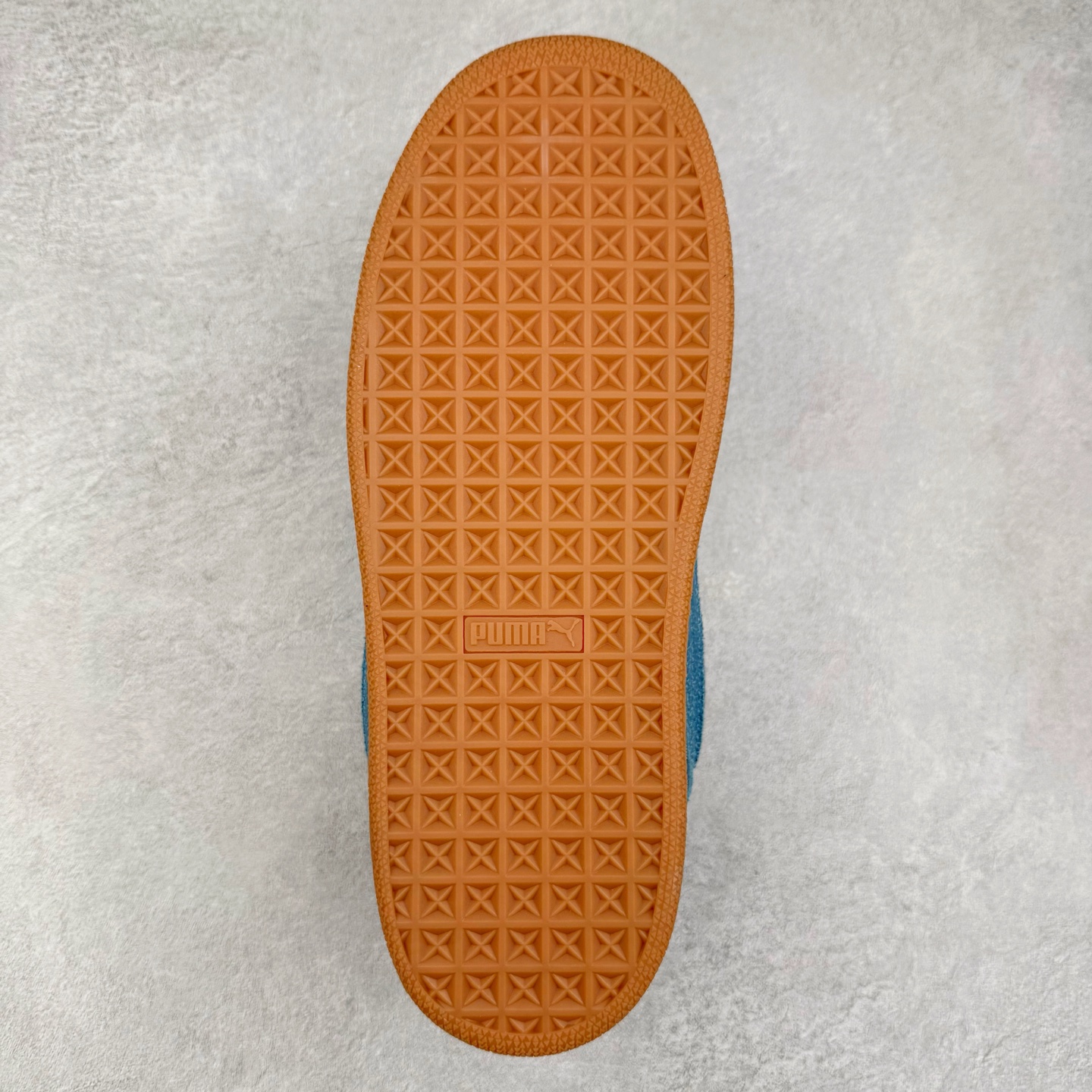 图片[9]-＃C版 PUMA SUEDE XL 彪马新款面包鞋男女同款复古休闲板鞋 赠送一双鞋带 鞋身通体采用细腻的麂皮材质 厚实柔软 质感出众 鞋侧保留PUMA标志性跑道图案 侧面与后跟点缀金属色PUMA LOGO 兼具辨识度与细节感 加厚鞋垫、饱满鞋舌 搭配加宽扁形鞋带 使得穿着感更加贴合与舒适 值得一提的是 本季SUEDE XL鞋款以黑色、红色及蓝色最为瞩目 经典黑的配色 在低调之余可轻松驾驭任何潮流风格造型 而高饱和度的配色 则是当之无愧的早春出街利器。货号： 395205 尺码：36 37 37.5 38 38.5 39 40 40.5 41 42 42.5 43 44 45-选品中心