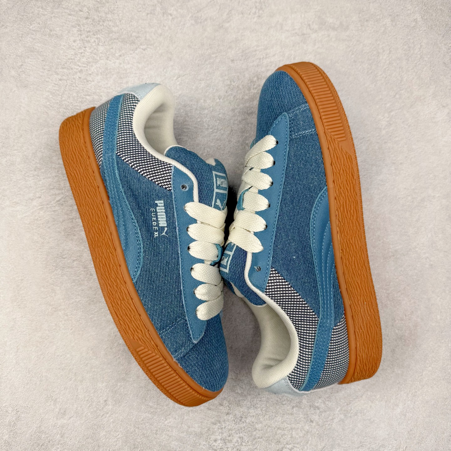 图片[3]-＃C版 PUMA SUEDE XL 彪马新款面包鞋男女同款复古休闲板鞋 赠送一双鞋带 鞋身通体采用细腻的麂皮材质 厚实柔软 质感出众 鞋侧保留PUMA标志性跑道图案 侧面与后跟点缀金属色PUMA LOGO 兼具辨识度与细节感 加厚鞋垫、饱满鞋舌 搭配加宽扁形鞋带 使得穿着感更加贴合与舒适 值得一提的是 本季SUEDE XL鞋款以黑色、红色及蓝色最为瞩目 经典黑的配色 在低调之余可轻松驾驭任何潮流风格造型 而高饱和度的配色 则是当之无愧的早春出街利器。货号： 395205 尺码：36 37 37.5 38 38.5 39 40 40.5 41 42 42.5 43 44 45-选品中心