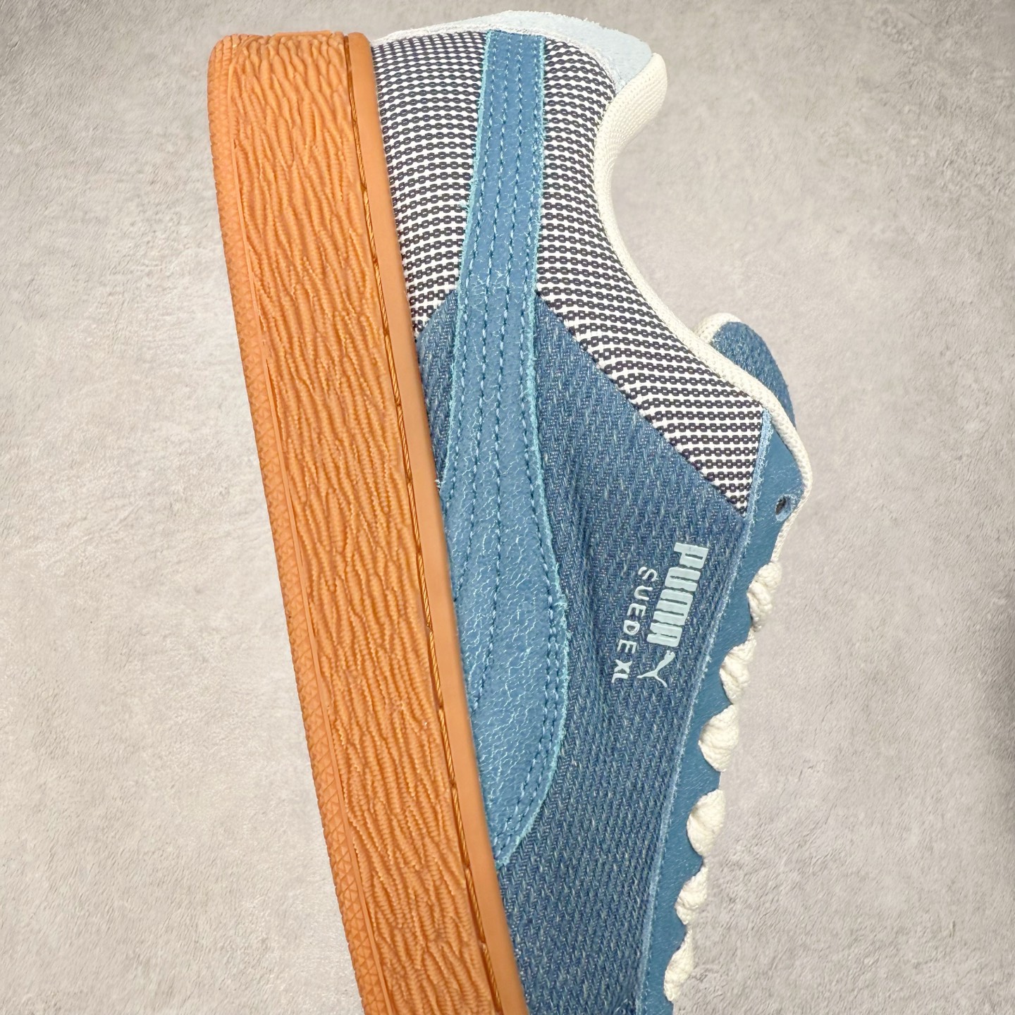 图片[6]-＃C版 PUMA SUEDE XL 彪马新款面包鞋男女同款复古休闲板鞋 赠送一双鞋带 鞋身通体采用细腻的麂皮材质 厚实柔软 质感出众 鞋侧保留PUMA标志性跑道图案 侧面与后跟点缀金属色PUMA LOGO 兼具辨识度与细节感 加厚鞋垫、饱满鞋舌 搭配加宽扁形鞋带 使得穿着感更加贴合与舒适 值得一提的是 本季SUEDE XL鞋款以黑色、红色及蓝色最为瞩目 经典黑的配色 在低调之余可轻松驾驭任何潮流风格造型 而高饱和度的配色 则是当之无愧的早春出街利器。货号： 395205 尺码：36 37 37.5 38 38.5 39 40 40.5 41 42 42.5 43 44 45-选品中心