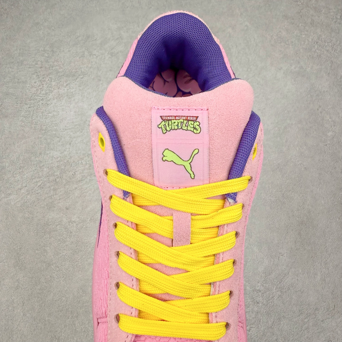 图片[5]-＃C版 PUMA SUEDE XL 彪马新款面包鞋男女同款复古休闲板鞋 赠送一双鞋带 鞋身通体采用细腻的麂皮材质 厚实柔软 质感出众 鞋侧保留PUMA标志性跑道图案 侧面与后跟点缀金属色PUMA LOGO 兼具辨识度与细节感 加厚鞋垫、饱满鞋舌 搭配加宽扁形鞋带 使得穿着感更加贴合与舒适 值得一提的是 本季SUEDE XL鞋款以黑色、红色及蓝色最为瞩目 经典黑的配色 在低调之余可轻松驾驭任何潮流风格造型 而高饱和度的配色 则是当之无愧的早春出街利器。货号： 395205 尺码：36 37 37.5 38 38.5 39 40 40.5 41 42 42.5 43 44 45-选品中心