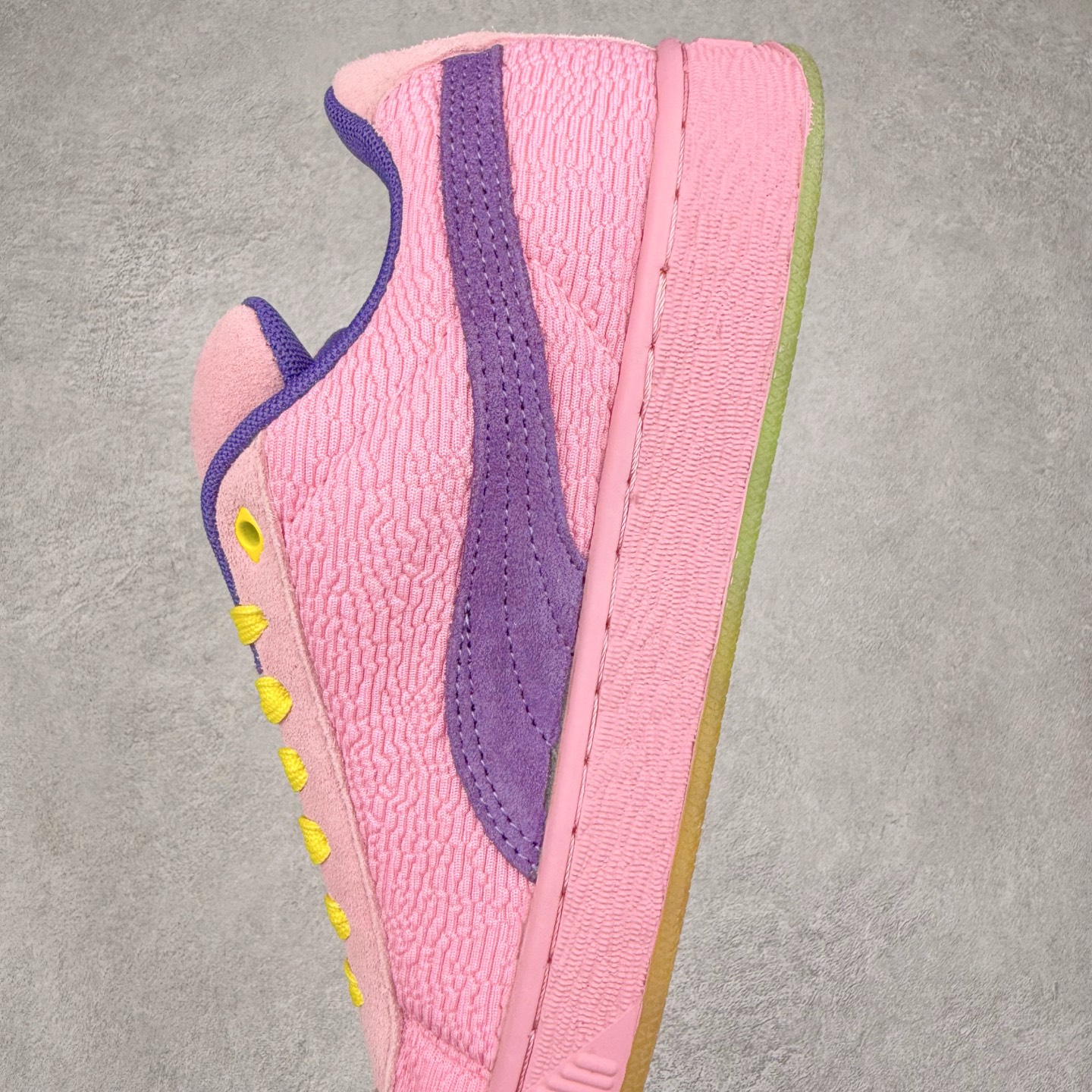 图片[7]-＃C版 PUMA SUEDE XL 彪马新款面包鞋男女同款复古休闲板鞋 赠送一双鞋带 鞋身通体采用细腻的麂皮材质 厚实柔软 质感出众 鞋侧保留PUMA标志性跑道图案 侧面与后跟点缀金属色PUMA LOGO 兼具辨识度与细节感 加厚鞋垫、饱满鞋舌 搭配加宽扁形鞋带 使得穿着感更加贴合与舒适 值得一提的是 本季SUEDE XL鞋款以黑色、红色及蓝色最为瞩目 经典黑的配色 在低调之余可轻松驾驭任何潮流风格造型 而高饱和度的配色 则是当之无愧的早春出街利器。货号： 395205 尺码：36 37 37.5 38 38.5 39 40 40.5 41 42 42.5 43 44 45-选品中心