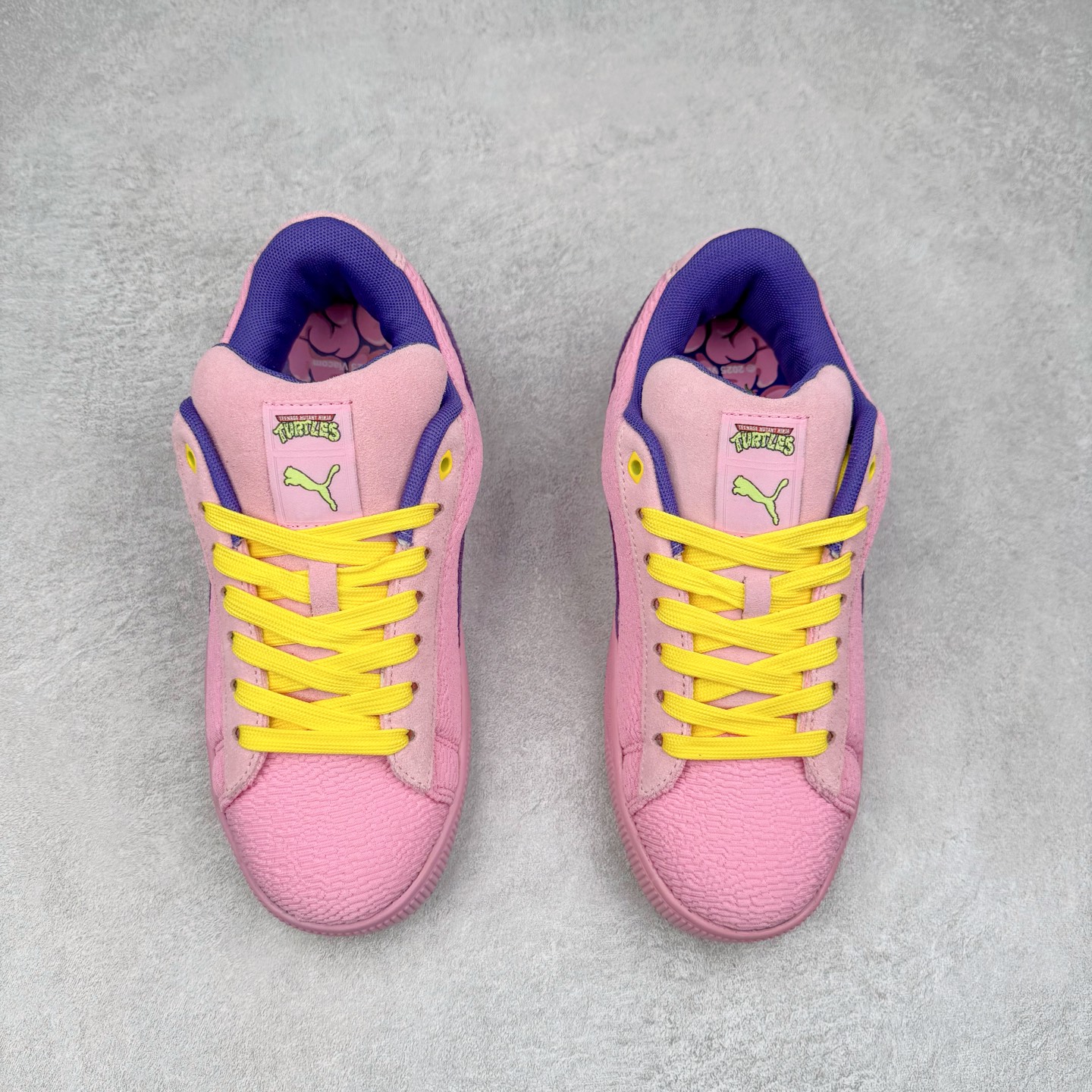 图片[2]-＃C版 PUMA SUEDE XL 彪马新款面包鞋男女同款复古休闲板鞋 赠送一双鞋带 鞋身通体采用细腻的麂皮材质 厚实柔软 质感出众 鞋侧保留PUMA标志性跑道图案 侧面与后跟点缀金属色PUMA LOGO 兼具辨识度与细节感 加厚鞋垫、饱满鞋舌 搭配加宽扁形鞋带 使得穿着感更加贴合与舒适 值得一提的是 本季SUEDE XL鞋款以黑色、红色及蓝色最为瞩目 经典黑的配色 在低调之余可轻松驾驭任何潮流风格造型 而高饱和度的配色 则是当之无愧的早春出街利器。货号： 395205 尺码：36 37 37.5 38 38.5 39 40 40.5 41 42 42.5 43 44 45-选品中心