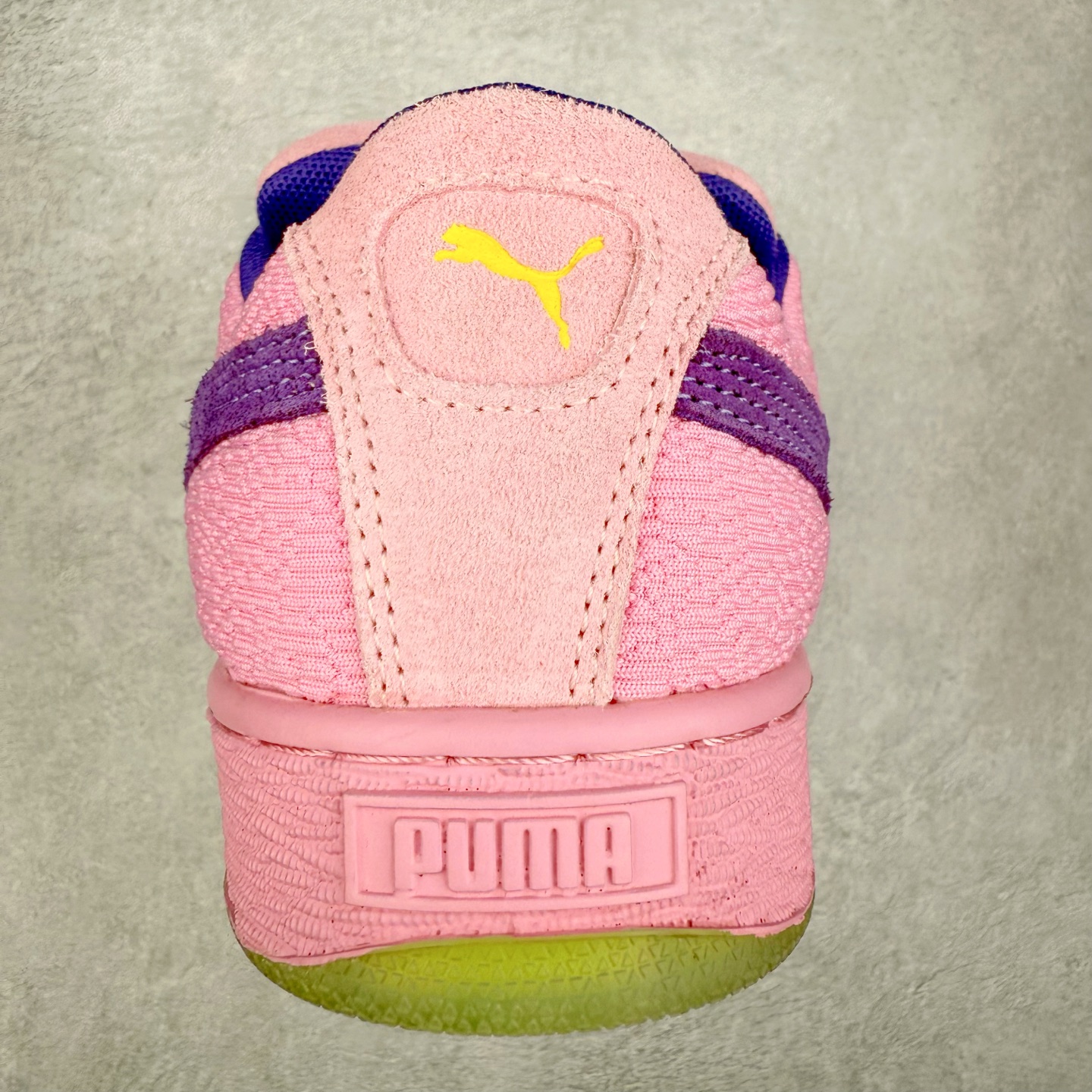 图片[8]-＃C版 PUMA SUEDE XL 彪马新款面包鞋男女同款复古休闲板鞋 赠送一双鞋带 鞋身通体采用细腻的麂皮材质 厚实柔软 质感出众 鞋侧保留PUMA标志性跑道图案 侧面与后跟点缀金属色PUMA LOGO 兼具辨识度与细节感 加厚鞋垫、饱满鞋舌 搭配加宽扁形鞋带 使得穿着感更加贴合与舒适 值得一提的是 本季SUEDE XL鞋款以黑色、红色及蓝色最为瞩目 经典黑的配色 在低调之余可轻松驾驭任何潮流风格造型 而高饱和度的配色 则是当之无愧的早春出街利器。货号： 395205 尺码：36 37 37.5 38 38.5 39 40 40.5 41 42 42.5 43 44 45-选品中心