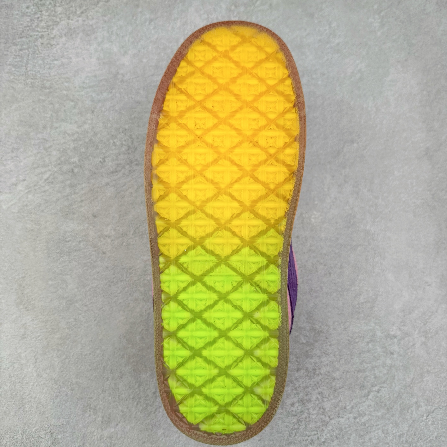 图片[9]-＃C版 PUMA SUEDE XL 彪马新款面包鞋男女同款复古休闲板鞋 赠送一双鞋带 鞋身通体采用细腻的麂皮材质 厚实柔软 质感出众 鞋侧保留PUMA标志性跑道图案 侧面与后跟点缀金属色PUMA LOGO 兼具辨识度与细节感 加厚鞋垫、饱满鞋舌 搭配加宽扁形鞋带 使得穿着感更加贴合与舒适 值得一提的是 本季SUEDE XL鞋款以黑色、红色及蓝色最为瞩目 经典黑的配色 在低调之余可轻松驾驭任何潮流风格造型 而高饱和度的配色 则是当之无愧的早春出街利器。货号： 395205 尺码：36 37 37.5 38 38.5 39 40 40.5 41 42 42.5 43 44 45-选品中心