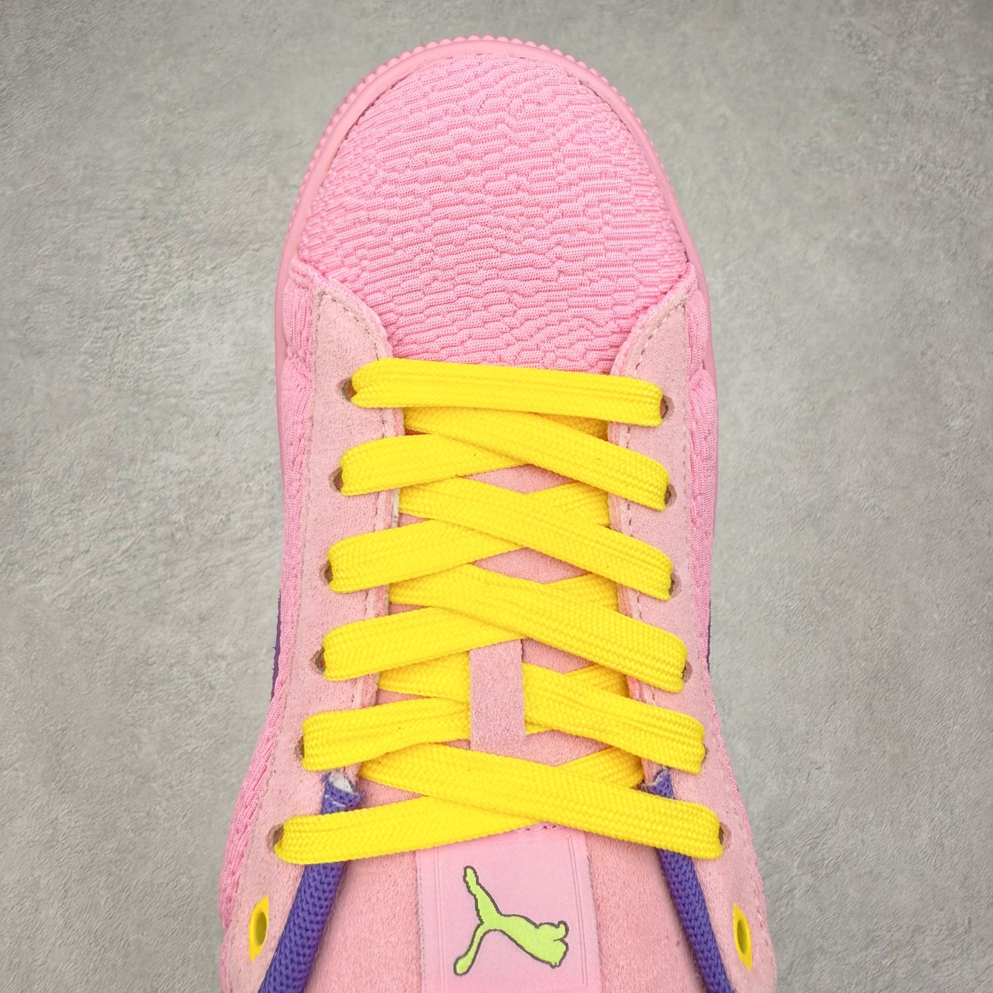 图片[4]-＃C版 PUMA SUEDE XL 彪马新款面包鞋男女同款复古休闲板鞋 赠送一双鞋带 鞋身通体采用细腻的麂皮材质 厚实柔软 质感出众 鞋侧保留PUMA标志性跑道图案 侧面与后跟点缀金属色PUMA LOGO 兼具辨识度与细节感 加厚鞋垫、饱满鞋舌 搭配加宽扁形鞋带 使得穿着感更加贴合与舒适 值得一提的是 本季SUEDE XL鞋款以黑色、红色及蓝色最为瞩目 经典黑的配色 在低调之余可轻松驾驭任何潮流风格造型 而高饱和度的配色 则是当之无愧的早春出街利器。货号： 395205 尺码：36 37 37.5 38 38.5 39 40 40.5 41 42 42.5 43 44 45-选品中心