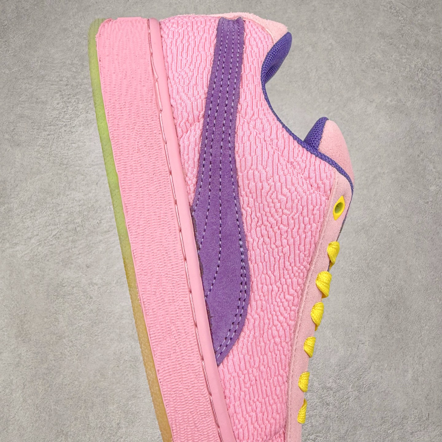 图片[6]-＃C版 PUMA SUEDE XL 彪马新款面包鞋男女同款复古休闲板鞋 赠送一双鞋带 鞋身通体采用细腻的麂皮材质 厚实柔软 质感出众 鞋侧保留PUMA标志性跑道图案 侧面与后跟点缀金属色PUMA LOGO 兼具辨识度与细节感 加厚鞋垫、饱满鞋舌 搭配加宽扁形鞋带 使得穿着感更加贴合与舒适 值得一提的是 本季SUEDE XL鞋款以黑色、红色及蓝色最为瞩目 经典黑的配色 在低调之余可轻松驾驭任何潮流风格造型 而高饱和度的配色 则是当之无愧的早春出街利器。货号： 395205 尺码：36 37 37.5 38 38.5 39 40 40.5 41 42 42.5 43 44 45-选品中心