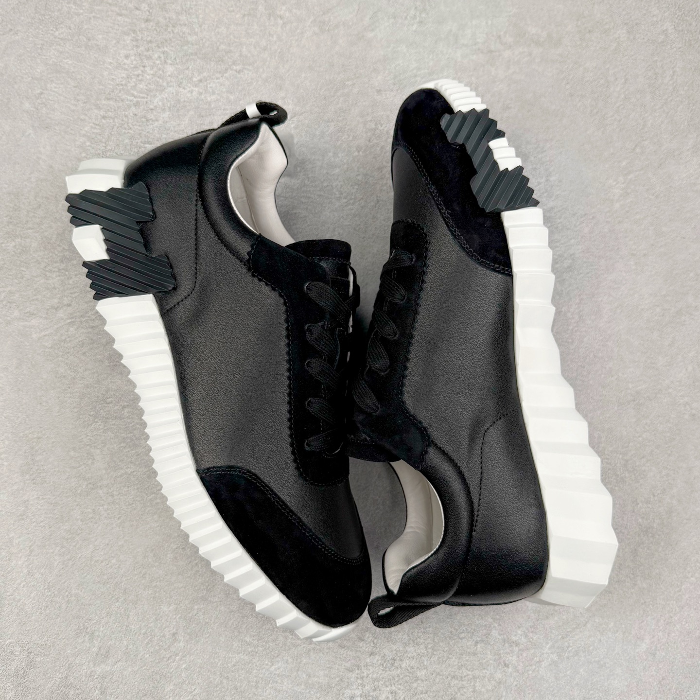 图片[3]-Hermes 爱马仕 Bouncing 老钱风 皮面款 低帮休闲鞋 海淘代购同渠道品质 高端零售 外贸充正专供 原版购入开发 ZP级全套包装 完美楦型 正确卡色 大底 质感媲美原版 细节与原版一致 请注意区分市面通货材 尺码：39 40 41 42 43 44 45-选品中心