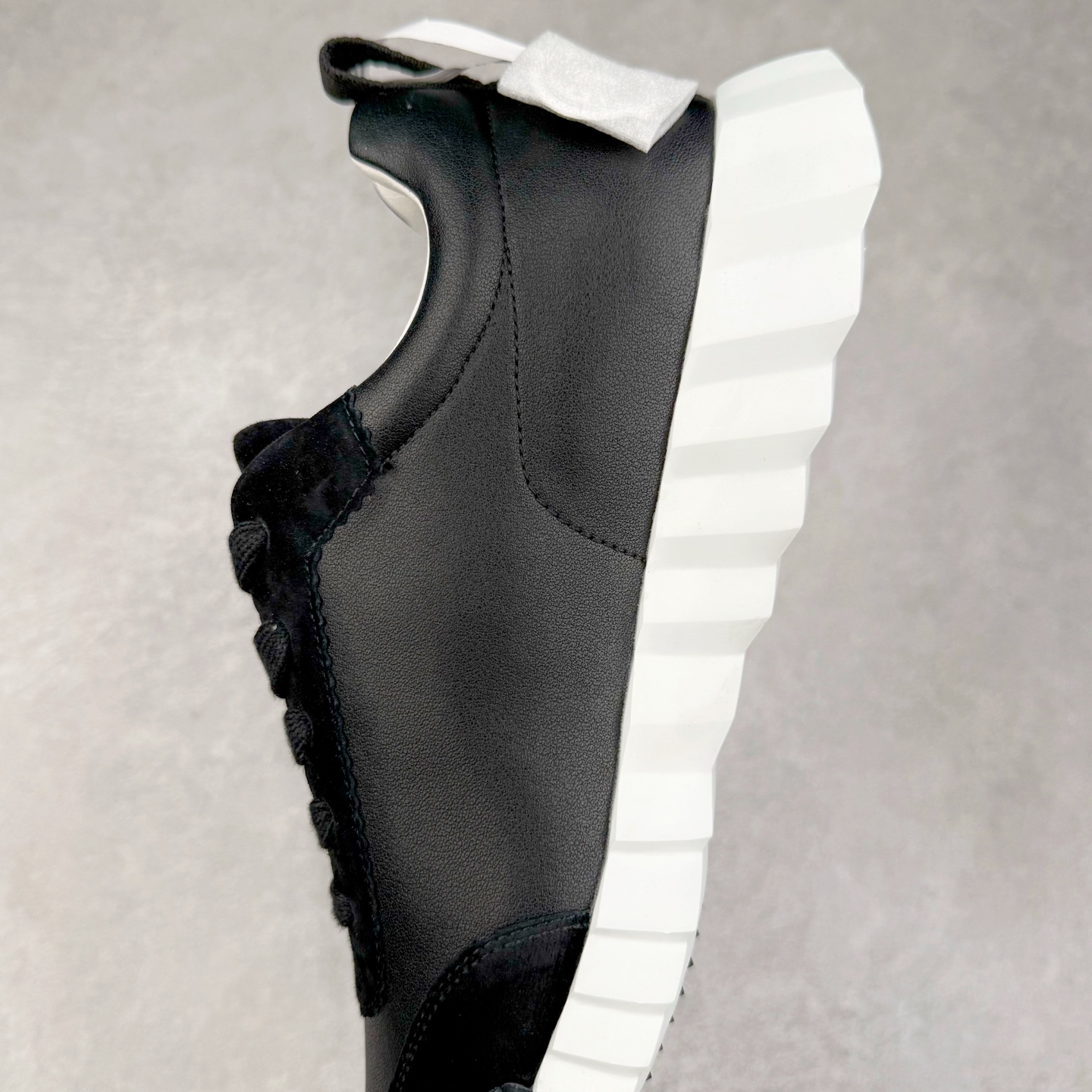 图片[7]-Hermes 爱马仕 Bouncing 老钱风 皮面款 低帮休闲鞋 海淘代购同渠道品质 高端零售 外贸充正专供 原版购入开发 ZP级全套包装 完美楦型 正确卡色 大底 质感媲美原版 细节与原版一致 请注意区分市面通货材 尺码：39 40 41 42 43 44 45-选品中心