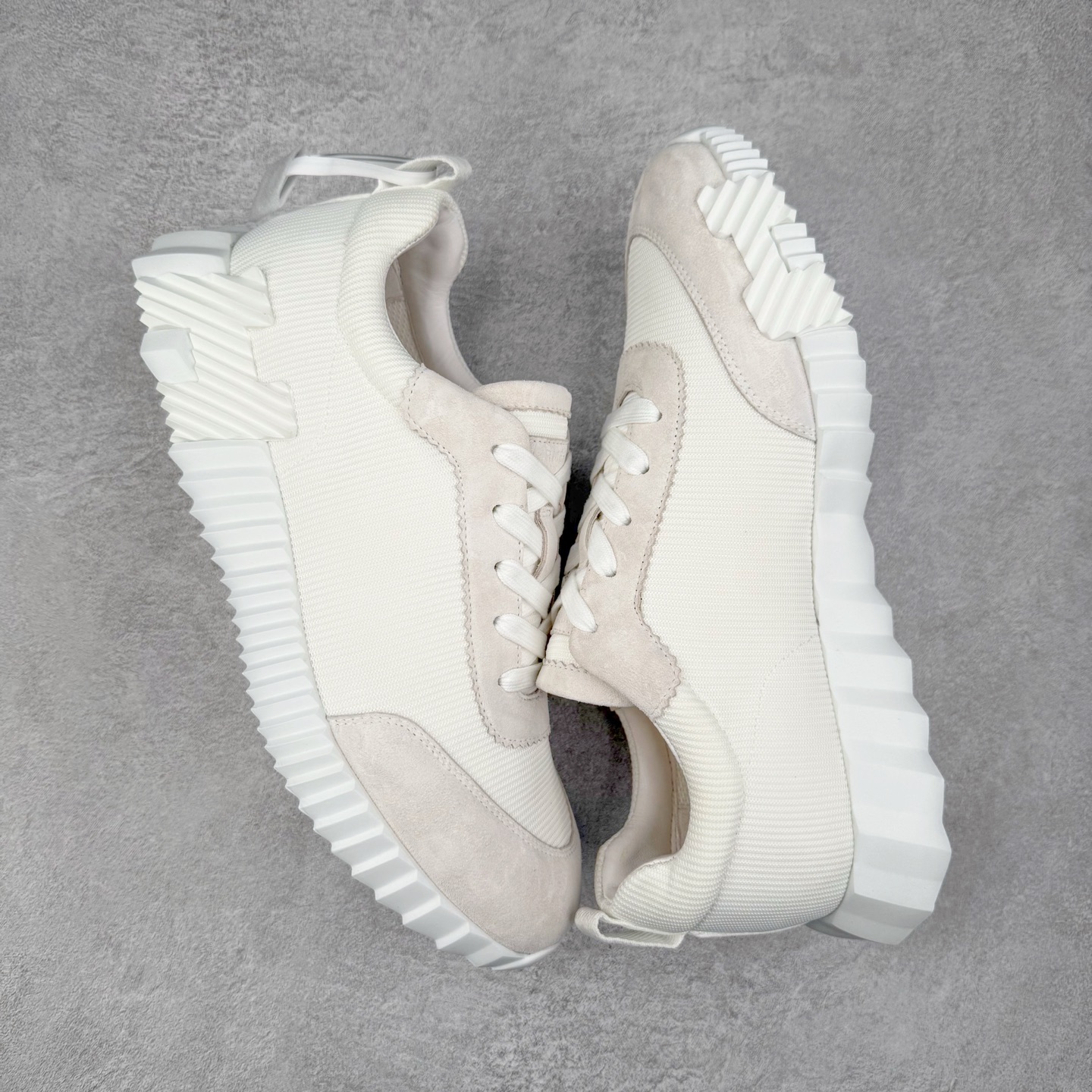 图片[3]-Hermes 爱马仕 Bouncing 老钱风 皮面款 低帮休闲鞋 海淘代购同渠道品质 高端零售 外贸充正专供 原版购入开发 ZP级全套包装 完美楦型 正确卡色 大底 质感媲美原版 细节与原版一致 请注意区分市面通货材 尺码：39 40 41 42 43 44 45-选品中心