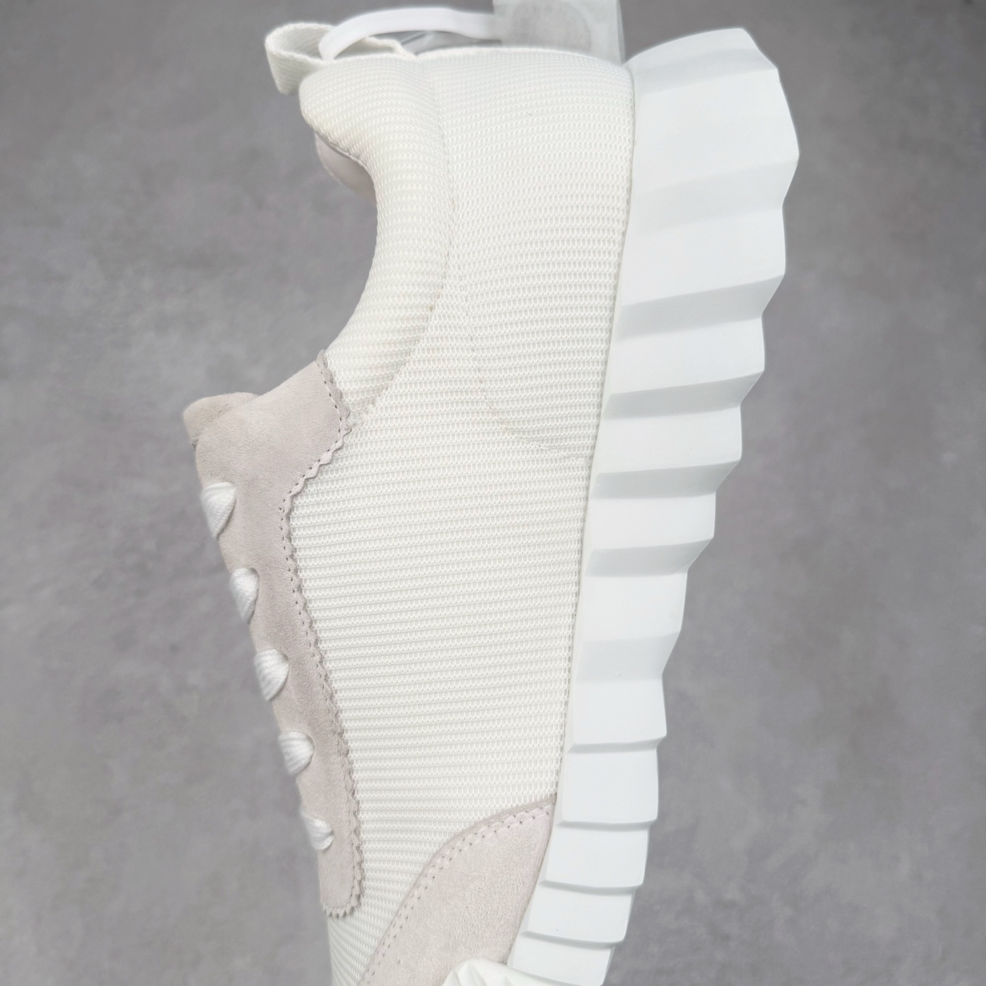 图片[7]-Hermes 爱马仕 Bouncing 老钱风 皮面款 低帮休闲鞋 海淘代购同渠道品质 高端零售 外贸充正专供 原版购入开发 ZP级全套包装 完美楦型 正确卡色 大底 质感媲美原版 细节与原版一致 请注意区分市面通货材 尺码：39 40 41 42 43 44 45-选品中心