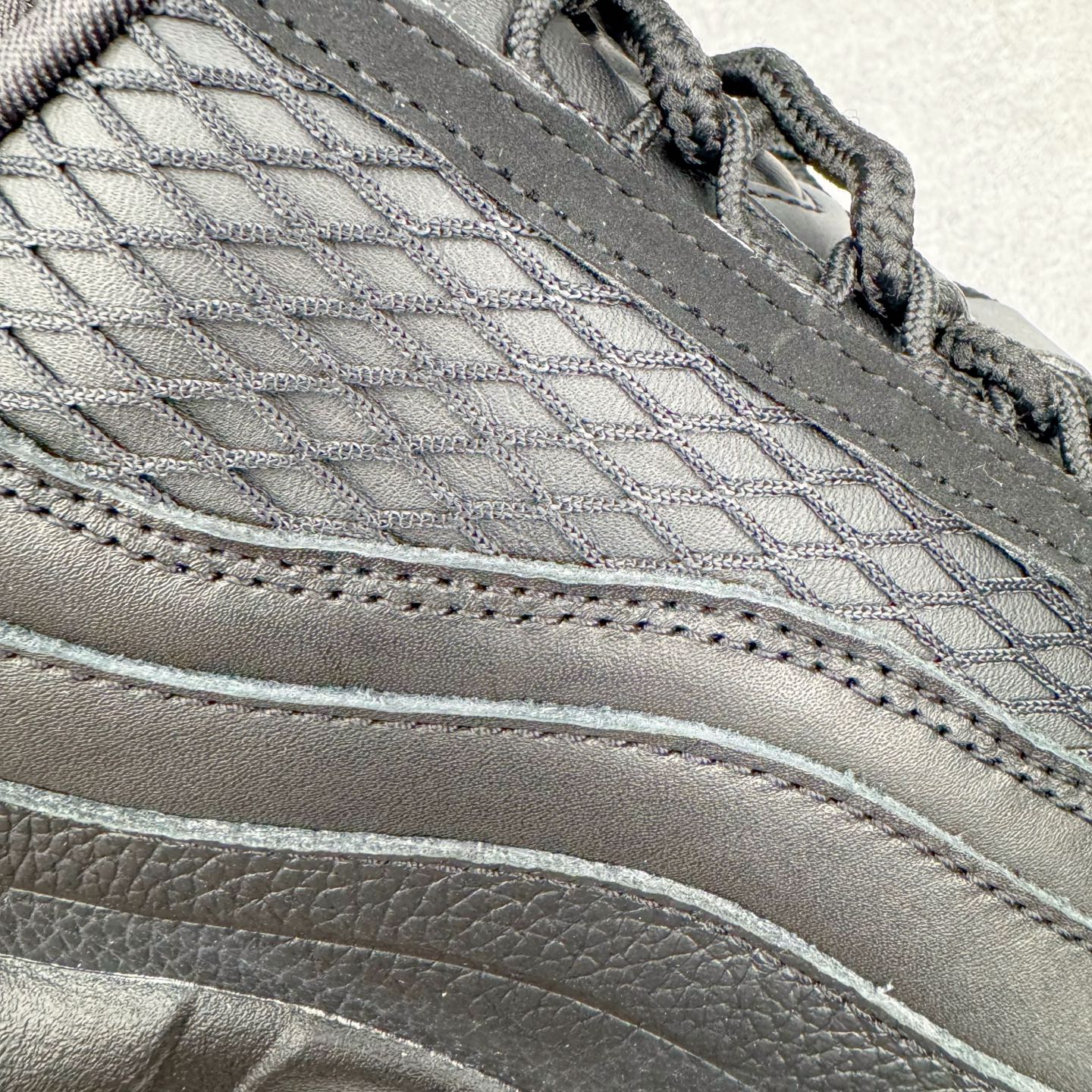 图片[19]-＃GX纯原 Corteiz x NK Air Max 95 联名复古舒适气垫运动鞋 黑金 FB2709-003 经典重温 外单专供大厂出品 品质稳定 一百余色 终端操作 鞋款设计灵感源于人体构造 中底设计基于人体的脊柱构造 是整体设计的核心 尼龙孔眼代表了肋骨 而分层式面板和网眼象征着肌肉纤维和肉体组织 Air Max 95采用了两个独立的吹塑成型的Air-Sole单元 并首次在前掌使用可视化气垫设计 Swoosh logo夜当作一个 点符号放在了鞋子的后帮位置 20年的发展让 AIR MAX 95有了不同的故事 20年后再度面向世人的时候 焕然一新的面貌 让人有了另外一种清新脱俗的感觉 尺码：40 40.5 41 42 42.5 43 44 44.5 45 45.5 46 47.5 48.5-选品中心