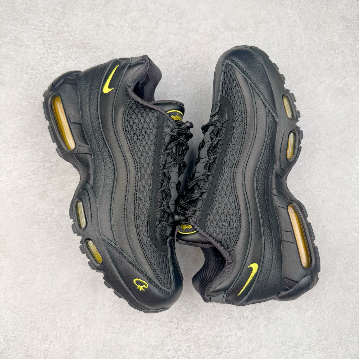 图片[3]-＃GX纯原 Corteiz x NK Air Max 95 联名复古舒适气垫运动鞋 黑金 FB2709-003 经典重温 外单专供大厂出品 品质稳定 一百余色 终端操作 鞋款设计灵感源于人体构造 中底设计基于人体的脊柱构造 是整体设计的核心 尼龙孔眼代表了肋骨 而分层式面板和网眼象征着肌肉纤维和肉体组织 Air Max 95采用了两个独立的吹塑成型的Air-Sole单元 并首次在前掌使用可视化气垫设计 Swoosh logo夜当作一个 点符号放在了鞋子的后帮位置 20年的发展让 AIR MAX 95有了不同的故事 20年后再度面向世人的时候 焕然一新的面貌 让人有了另外一种清新脱俗的感觉 尺码：40 40.5 41 42 42.5 43 44 44.5 45 45.5 46 47.5 48.5-选品中心