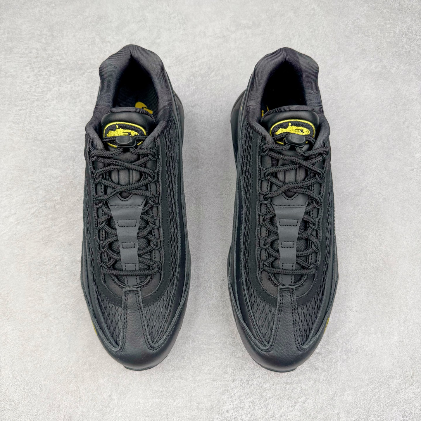 图片[2]-＃GX纯原 Corteiz x NK Air Max 95 联名复古舒适气垫运动鞋 黑金 FB2709-003 经典重温 外单专供大厂出品 品质稳定 一百余色 终端操作 鞋款设计灵感源于人体构造 中底设计基于人体的脊柱构造 是整体设计的核心 尼龙孔眼代表了肋骨 而分层式面板和网眼象征着肌肉纤维和肉体组织 Air Max 95采用了两个独立的吹塑成型的Air-Sole单元 并首次在前掌使用可视化气垫设计 Swoosh logo夜当作一个 点符号放在了鞋子的后帮位置 20年的发展让 AIR MAX 95有了不同的故事 20年后再度面向世人的时候 焕然一新的面貌 让人有了另外一种清新脱俗的感觉 尺码：40 40.5 41 42 42.5 43 44 44.5 45 45.5 46 47.5 48.5-选品中心