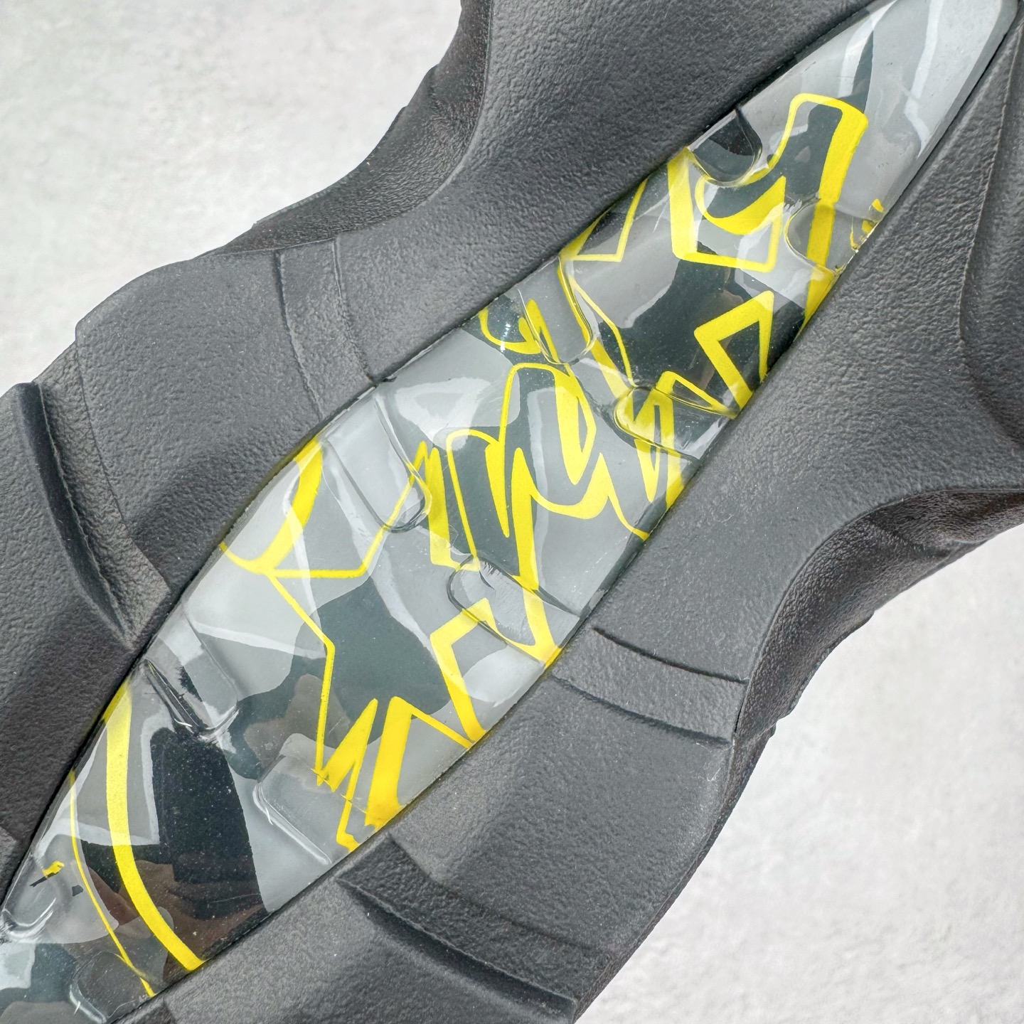 图片[24]-＃GX纯原 Corteiz x NK Air Max 95 联名复古舒适气垫运动鞋 黑金 FB2709-003 经典重温 外单专供大厂出品 品质稳定 一百余色 终端操作 鞋款设计灵感源于人体构造 中底设计基于人体的脊柱构造 是整体设计的核心 尼龙孔眼代表了肋骨 而分层式面板和网眼象征着肌肉纤维和肉体组织 Air Max 95采用了两个独立的吹塑成型的Air-Sole单元 并首次在前掌使用可视化气垫设计 Swoosh logo夜当作一个 点符号放在了鞋子的后帮位置 20年的发展让 AIR MAX 95有了不同的故事 20年后再度面向世人的时候 焕然一新的面貌 让人有了另外一种清新脱俗的感觉 尺码：40 40.5 41 42 42.5 43 44 44.5 45 45.5 46 47.5 48.5-选品中心