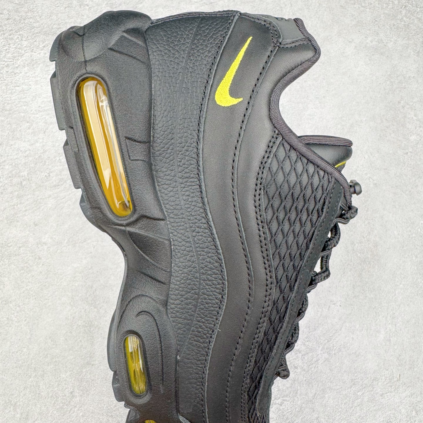 图片[6]-＃GX纯原 Corteiz x NK Air Max 95 联名复古舒适气垫运动鞋 黑金 FB2709-003 经典重温 外单专供大厂出品 品质稳定 一百余色 终端操作 鞋款设计灵感源于人体构造 中底设计基于人体的脊柱构造 是整体设计的核心 尼龙孔眼代表了肋骨 而分层式面板和网眼象征着肌肉纤维和肉体组织 Air Max 95采用了两个独立的吹塑成型的Air-Sole单元 并首次在前掌使用可视化气垫设计 Swoosh logo夜当作一个 点符号放在了鞋子的后帮位置 20年的发展让 AIR MAX 95有了不同的故事 20年后再度面向世人的时候 焕然一新的面貌 让人有了另外一种清新脱俗的感觉 尺码：40 40.5 41 42 42.5 43 44 44.5 45 45.5 46 47.5 48.5-选品中心