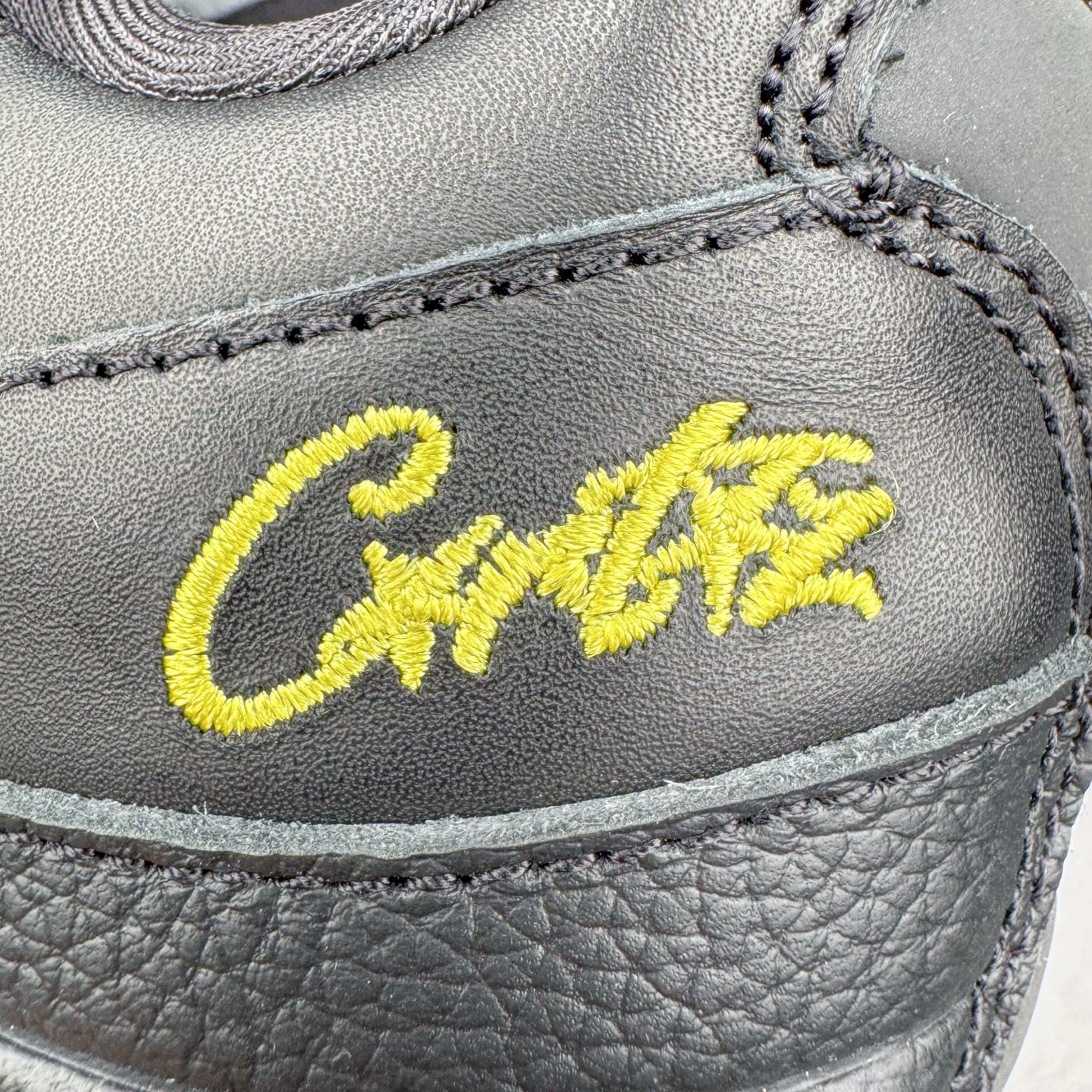 图片[11]-＃GX纯原 Corteiz x NK Air Max 95 联名复古舒适气垫运动鞋 黑金 FB2709-003 经典重温 外单专供大厂出品 品质稳定 一百余色 终端操作 鞋款设计灵感源于人体构造 中底设计基于人体的脊柱构造 是整体设计的核心 尼龙孔眼代表了肋骨 而分层式面板和网眼象征着肌肉纤维和肉体组织 Air Max 95采用了两个独立的吹塑成型的Air-Sole单元 并首次在前掌使用可视化气垫设计 Swoosh logo夜当作一个 点符号放在了鞋子的后帮位置 20年的发展让 AIR MAX 95有了不同的故事 20年后再度面向世人的时候 焕然一新的面貌 让人有了另外一种清新脱俗的感觉 尺码：40 40.5 41 42 42.5 43 44 44.5 45 45.5 46 47.5 48.5-选品中心