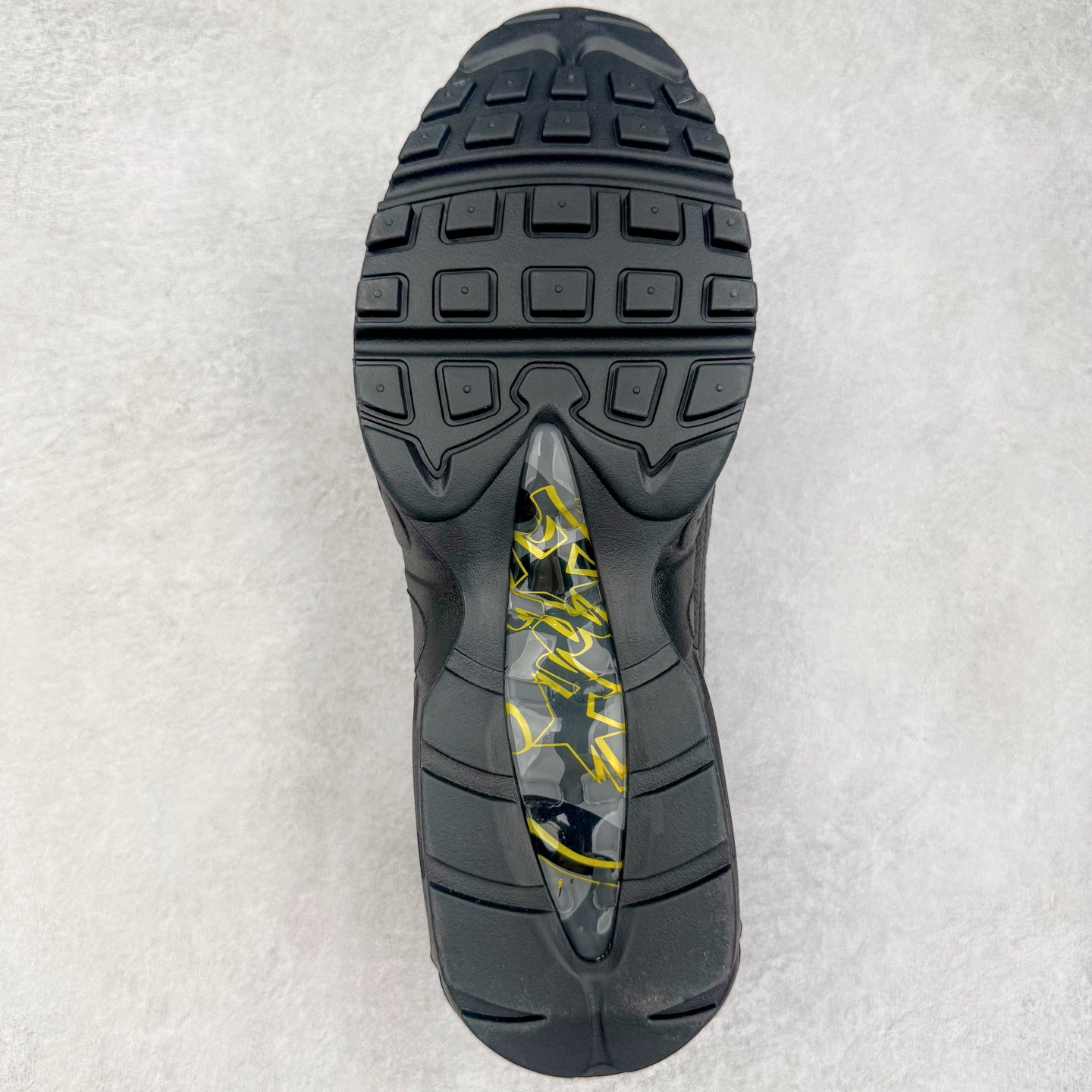 图片[9]-＃GX纯原 Corteiz x NK Air Max 95 联名复古舒适气垫运动鞋 黑金 FB2709-003 经典重温 外单专供大厂出品 品质稳定 一百余色 终端操作 鞋款设计灵感源于人体构造 中底设计基于人体的脊柱构造 是整体设计的核心 尼龙孔眼代表了肋骨 而分层式面板和网眼象征着肌肉纤维和肉体组织 Air Max 95采用了两个独立的吹塑成型的Air-Sole单元 并首次在前掌使用可视化气垫设计 Swoosh logo夜当作一个 点符号放在了鞋子的后帮位置 20年的发展让 AIR MAX 95有了不同的故事 20年后再度面向世人的时候 焕然一新的面貌 让人有了另外一种清新脱俗的感觉 尺码：40 40.5 41 42 42.5 43 44 44.5 45 45.5 46 47.5 48.5-选品中心