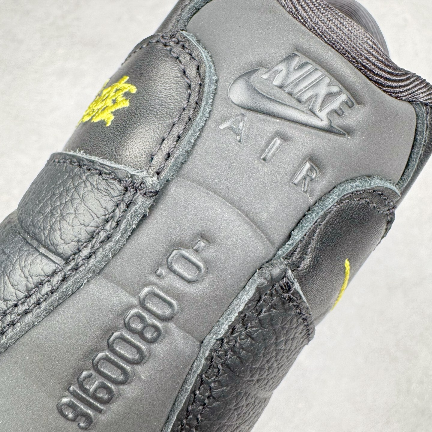 图片[12]-＃GX纯原 Corteiz x NK Air Max 95 联名复古舒适气垫运动鞋 黑金 FB2709-003 经典重温 外单专供大厂出品 品质稳定 一百余色 终端操作 鞋款设计灵感源于人体构造 中底设计基于人体的脊柱构造 是整体设计的核心 尼龙孔眼代表了肋骨 而分层式面板和网眼象征着肌肉纤维和肉体组织 Air Max 95采用了两个独立的吹塑成型的Air-Sole单元 并首次在前掌使用可视化气垫设计 Swoosh logo夜当作一个 点符号放在了鞋子的后帮位置 20年的发展让 AIR MAX 95有了不同的故事 20年后再度面向世人的时候 焕然一新的面貌 让人有了另外一种清新脱俗的感觉 尺码：40 40.5 41 42 42.5 43 44 44.5 45 45.5 46 47.5 48.5-选品中心